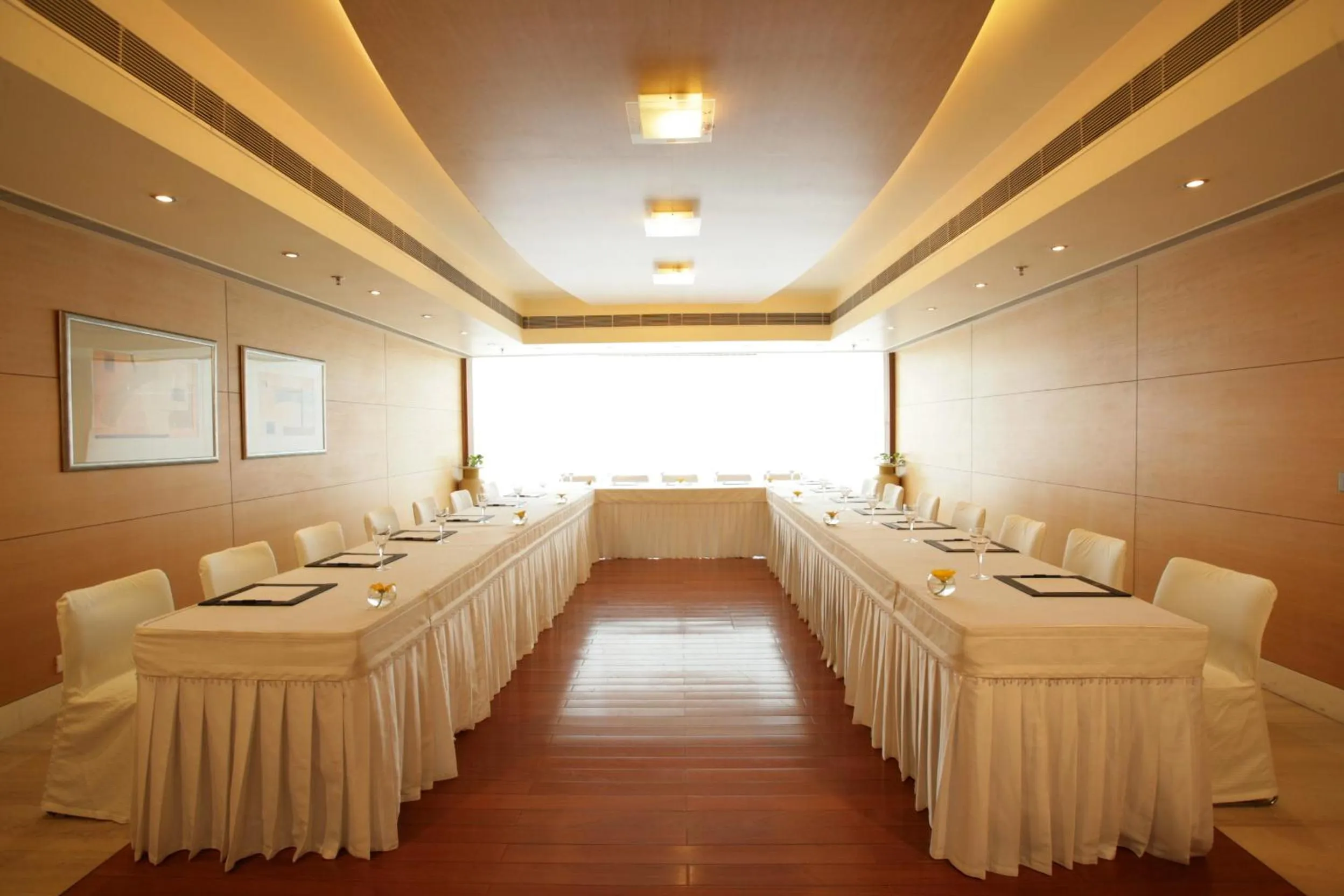 Business facilities in Jaypee Siddharth