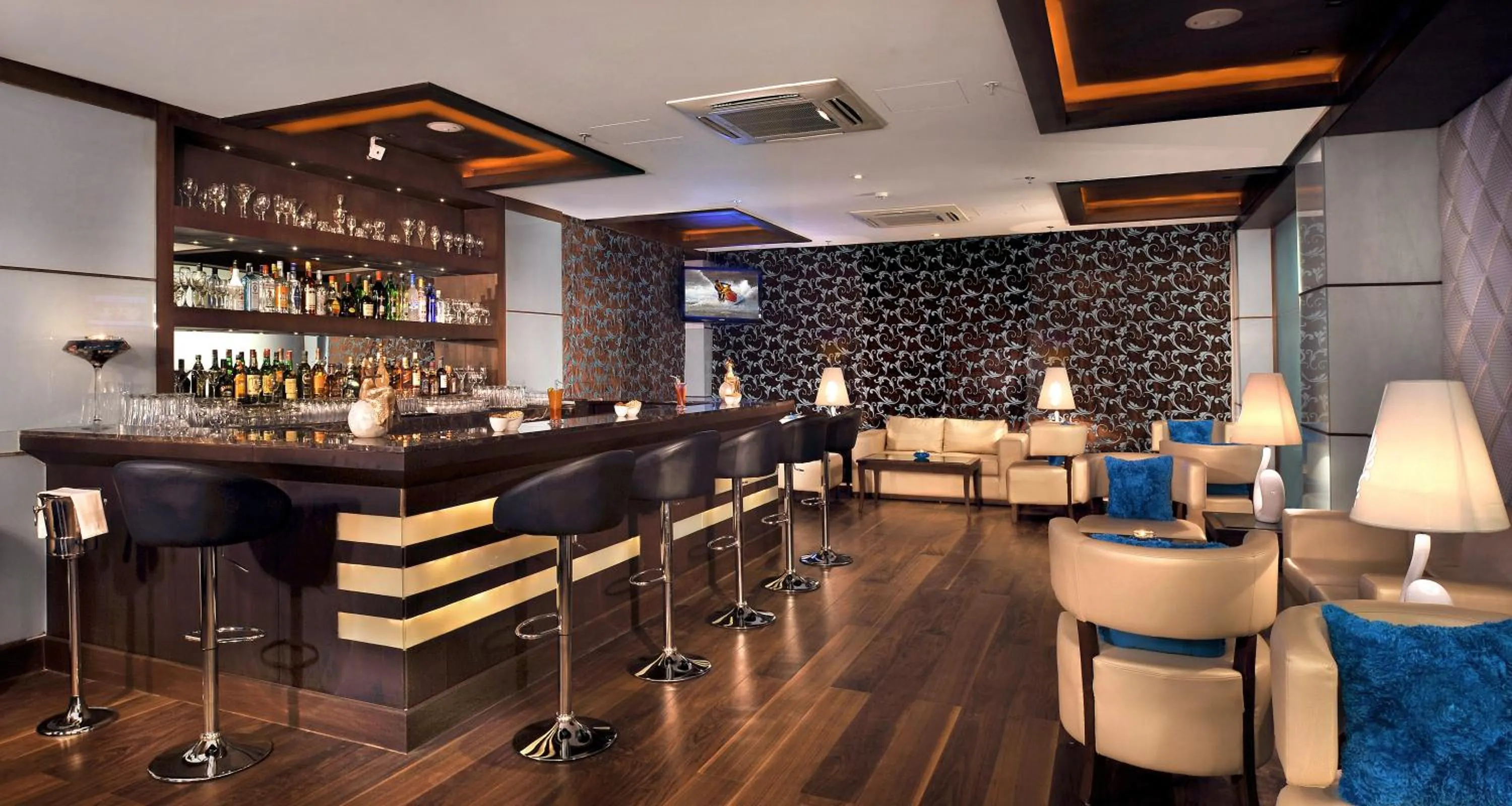 Lounge or bar in Country Inn & Suites by Radisson, Gurugram Sector 12
