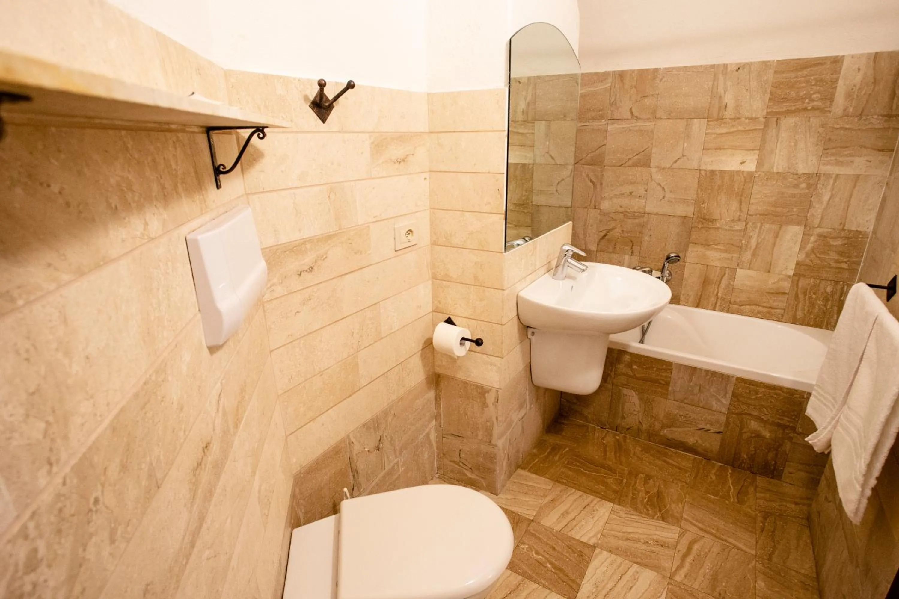 Shower, Bathroom in Hotel Al Faro