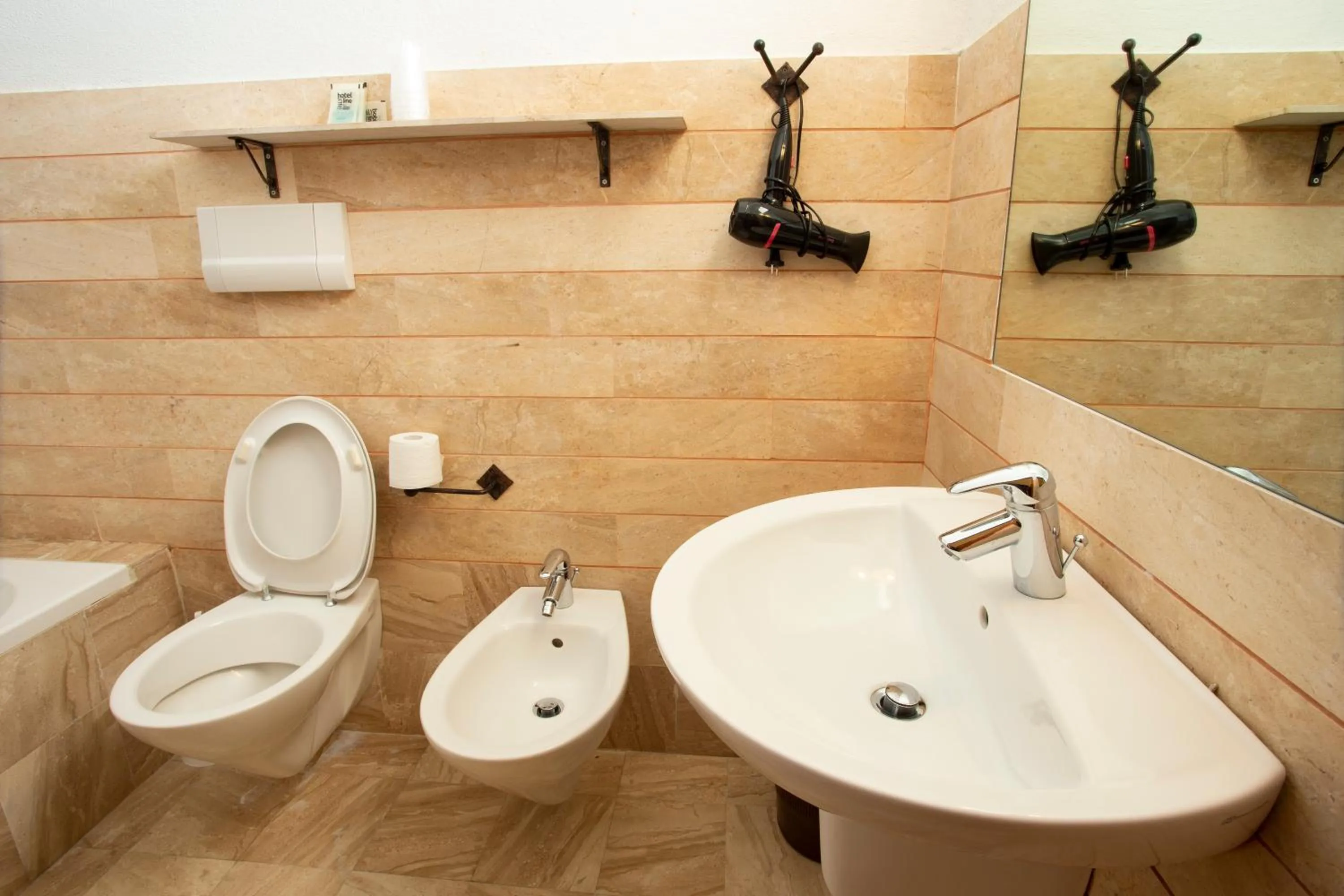 Shower, Bathroom in Hotel Al Faro