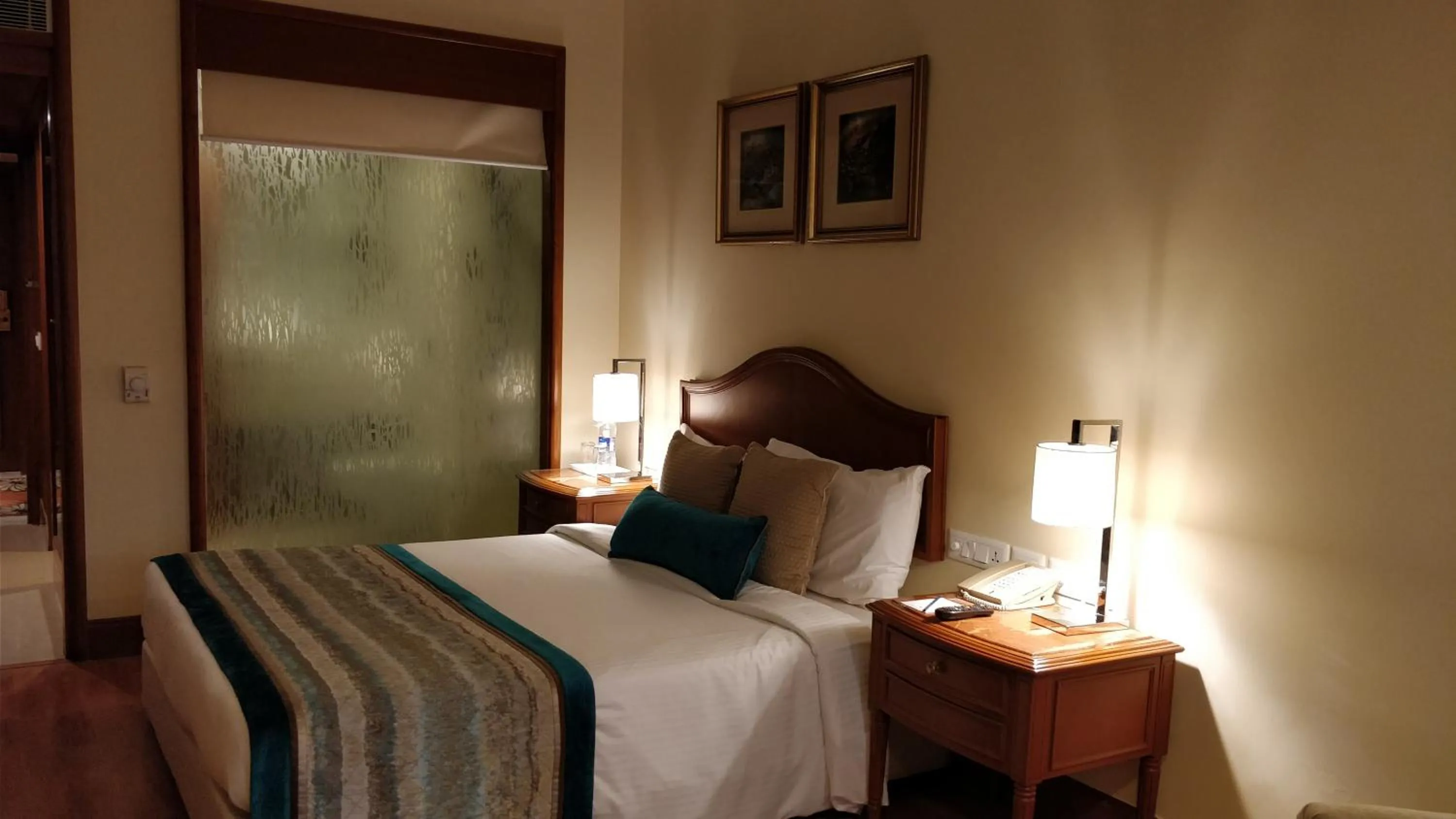 Bedroom, Bed in Jaypee Vasant Continental