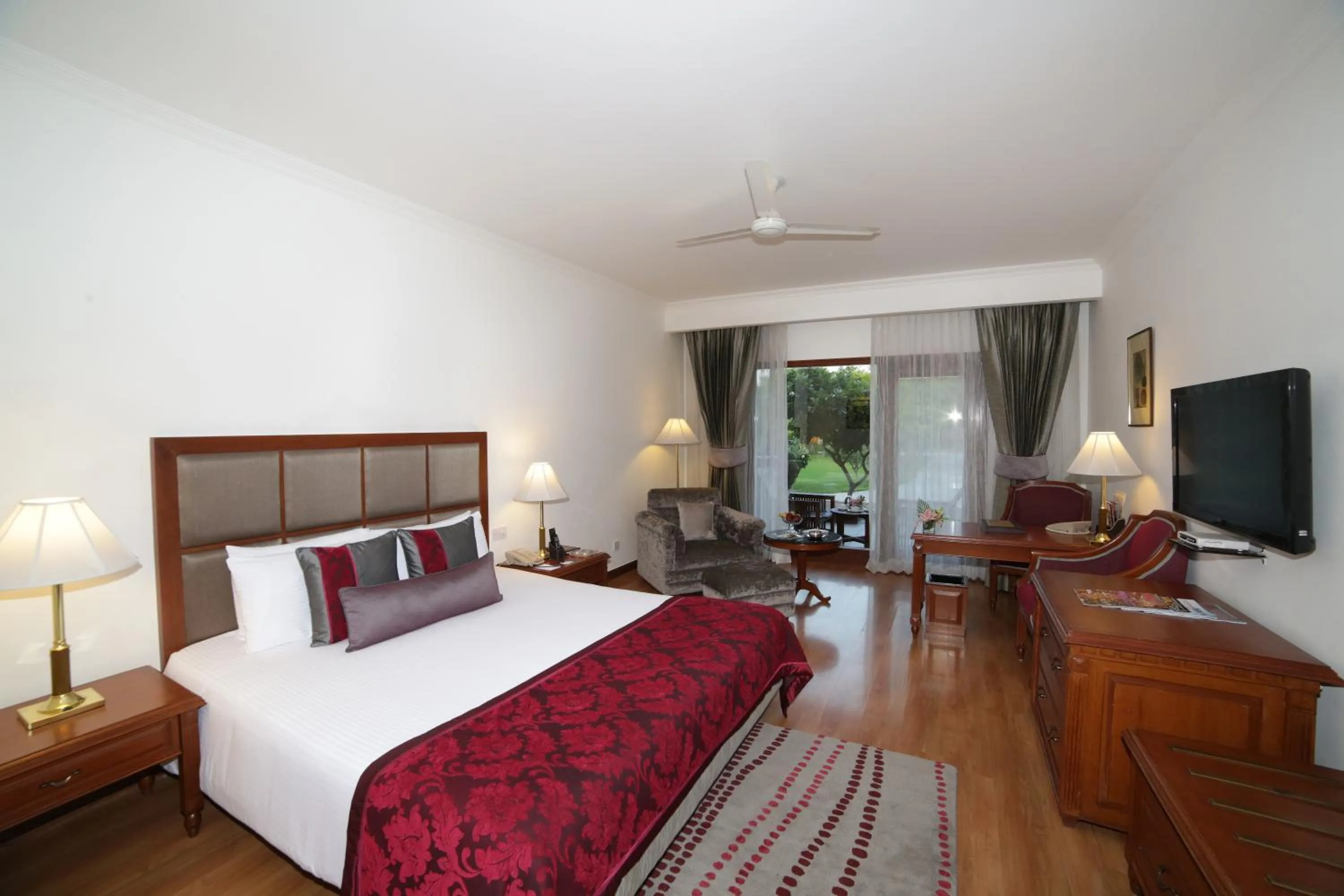 Photo of the whole room, Bed in Jaypee Palace Hotel