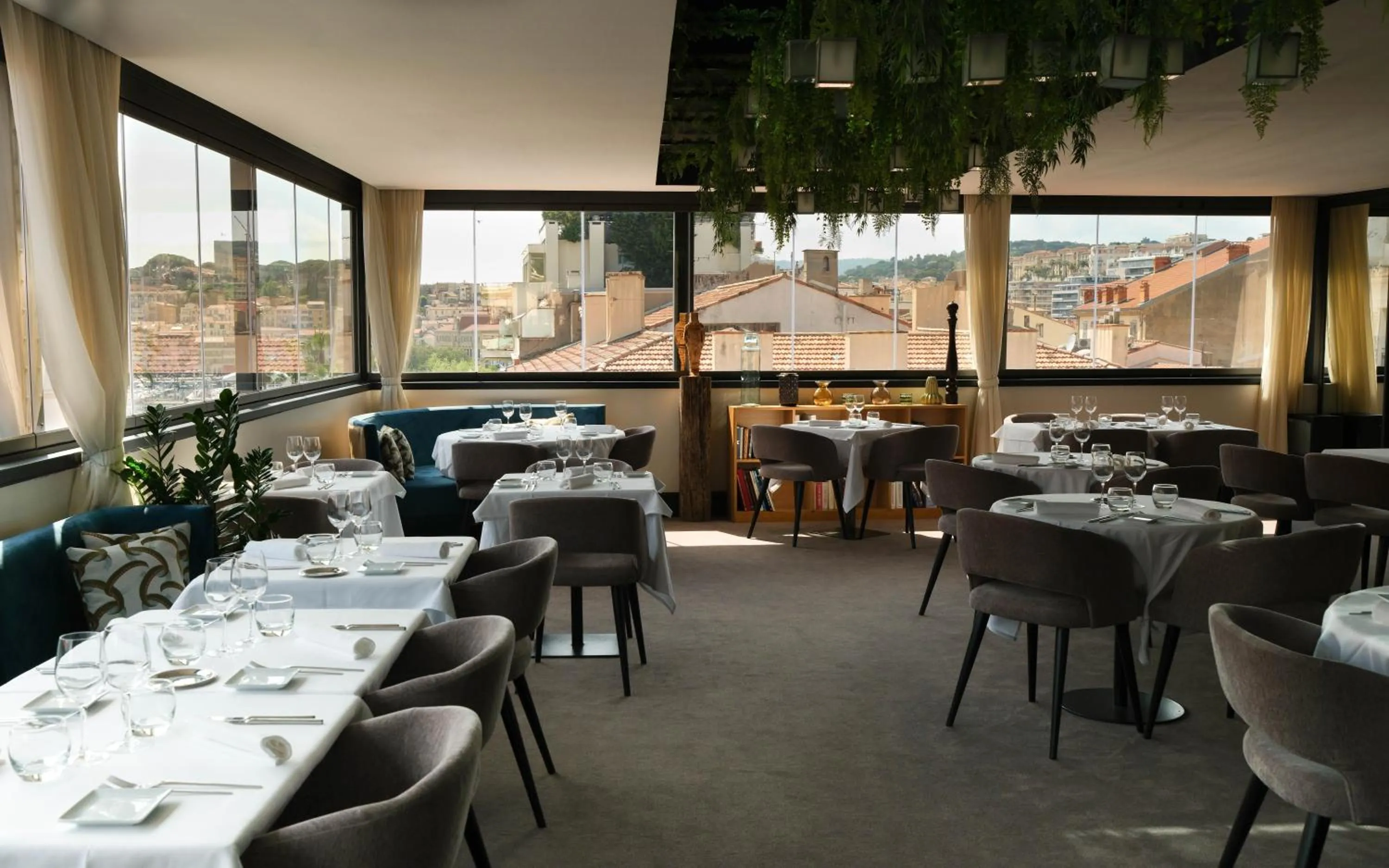 Restaurant/places to eat in Five Seas by Inwood Hotels