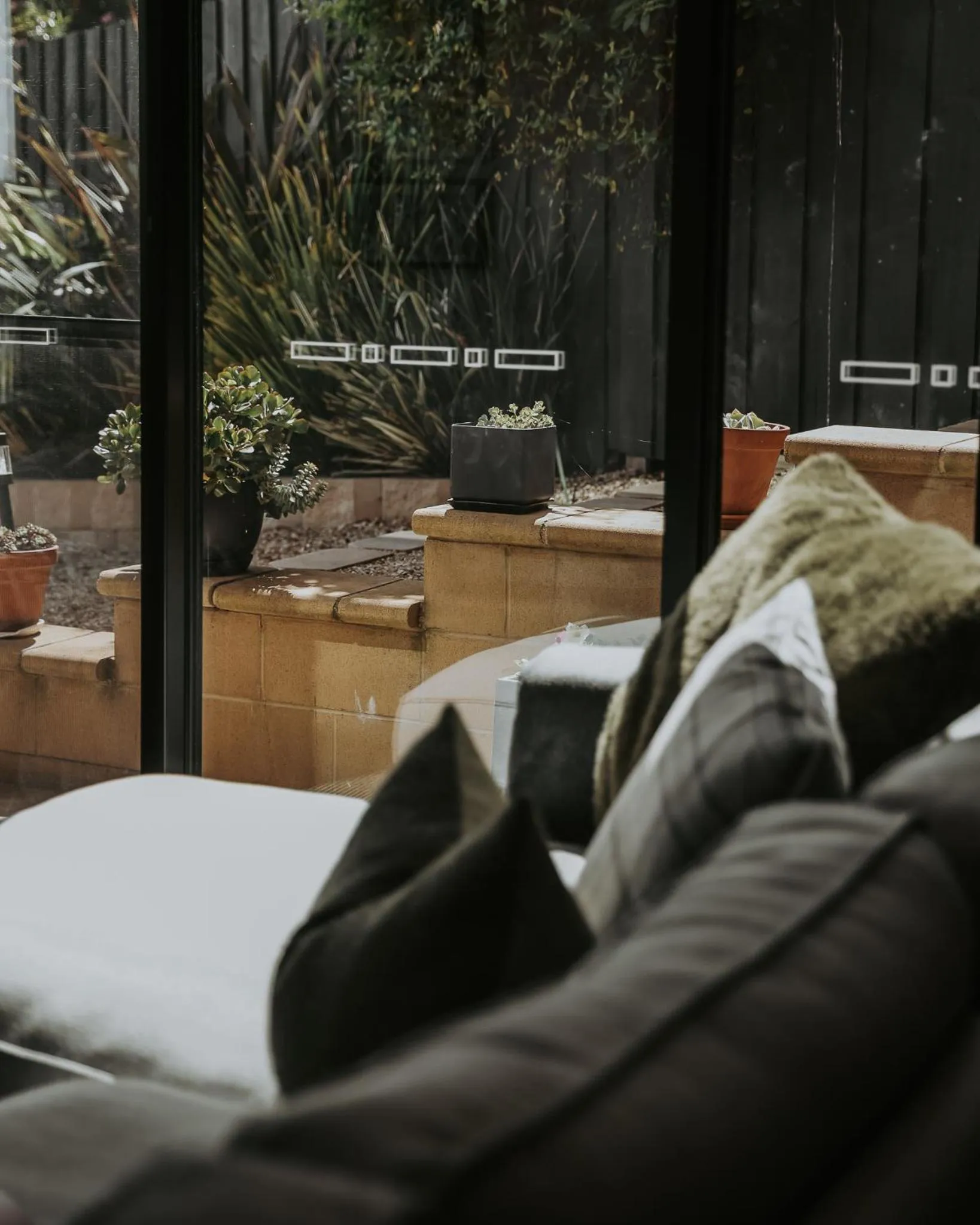 Living room, Bed in Finnview House