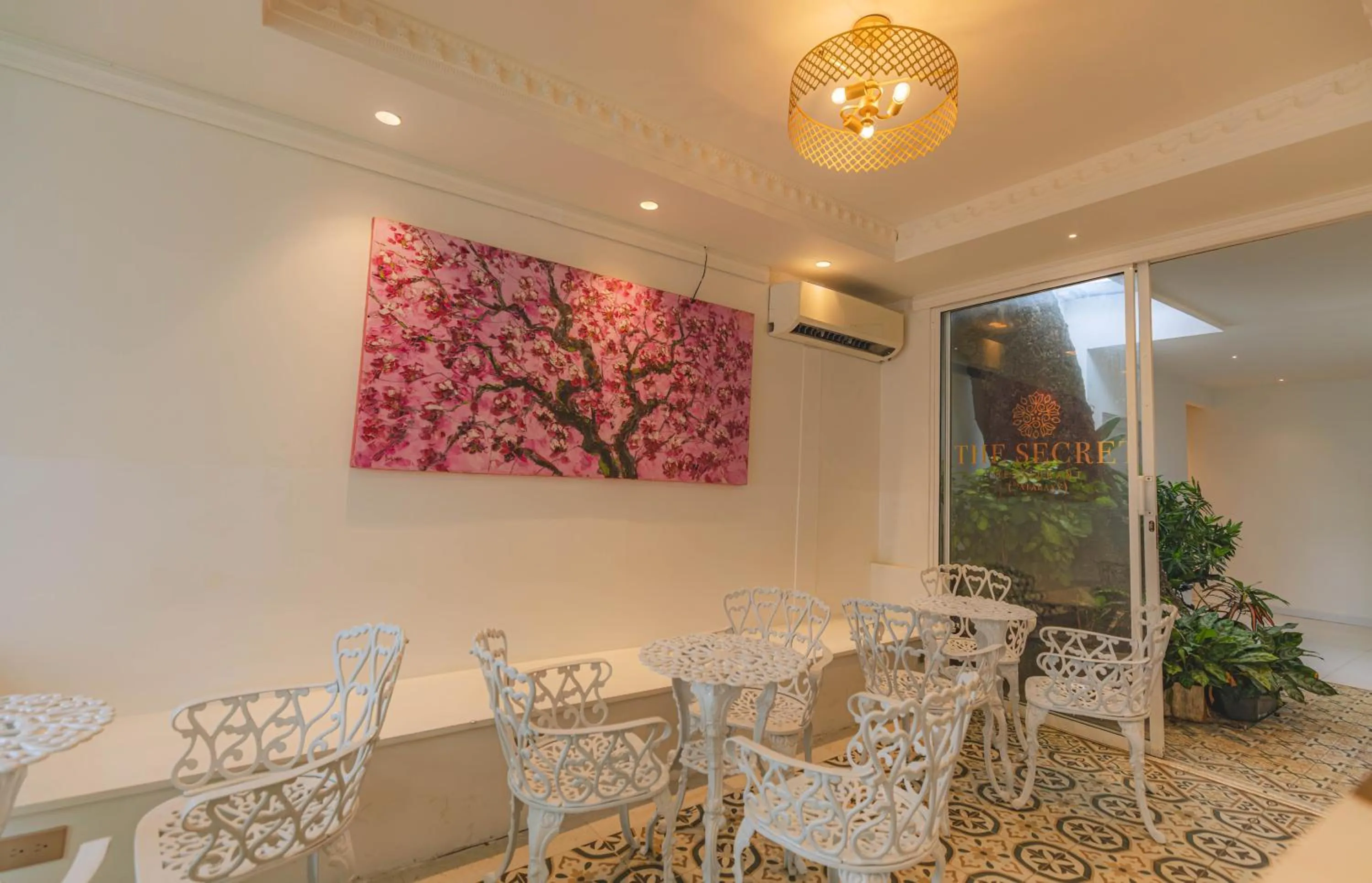 Restaurant/places to eat in Ataraxy Hotel Boutique