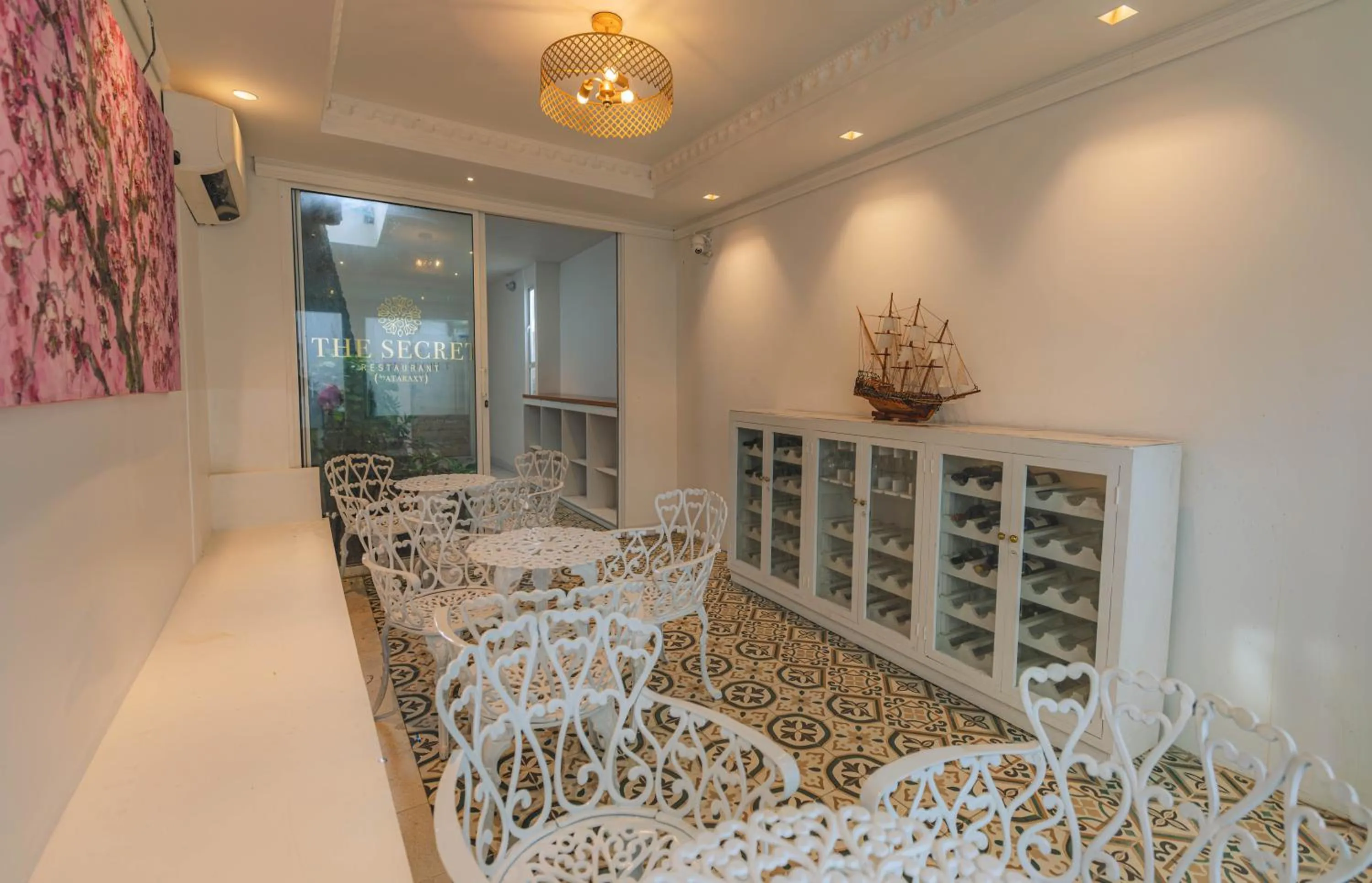 Restaurant/places to eat in Ataraxy Hotel Boutique