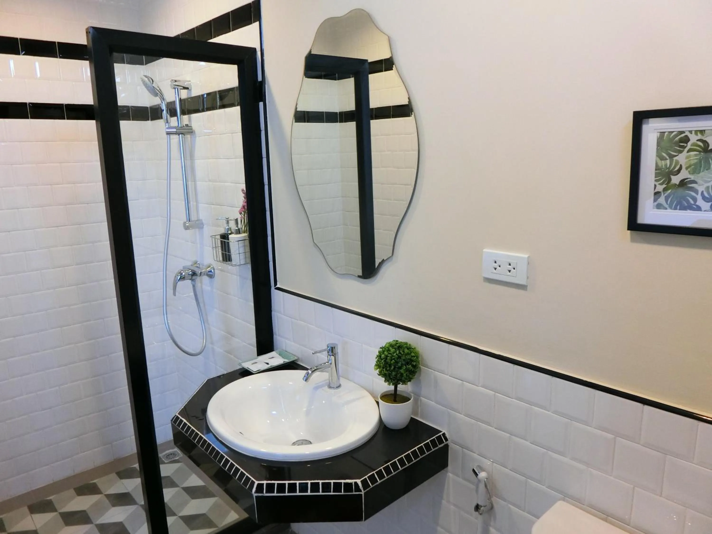 Shower in Bloom Boutique Hotel & Cafe