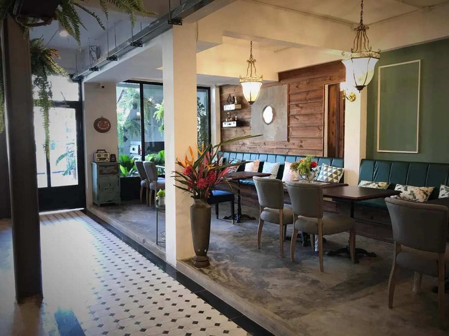 Restaurant/places to eat in Bloom Boutique Hotel & Cafe