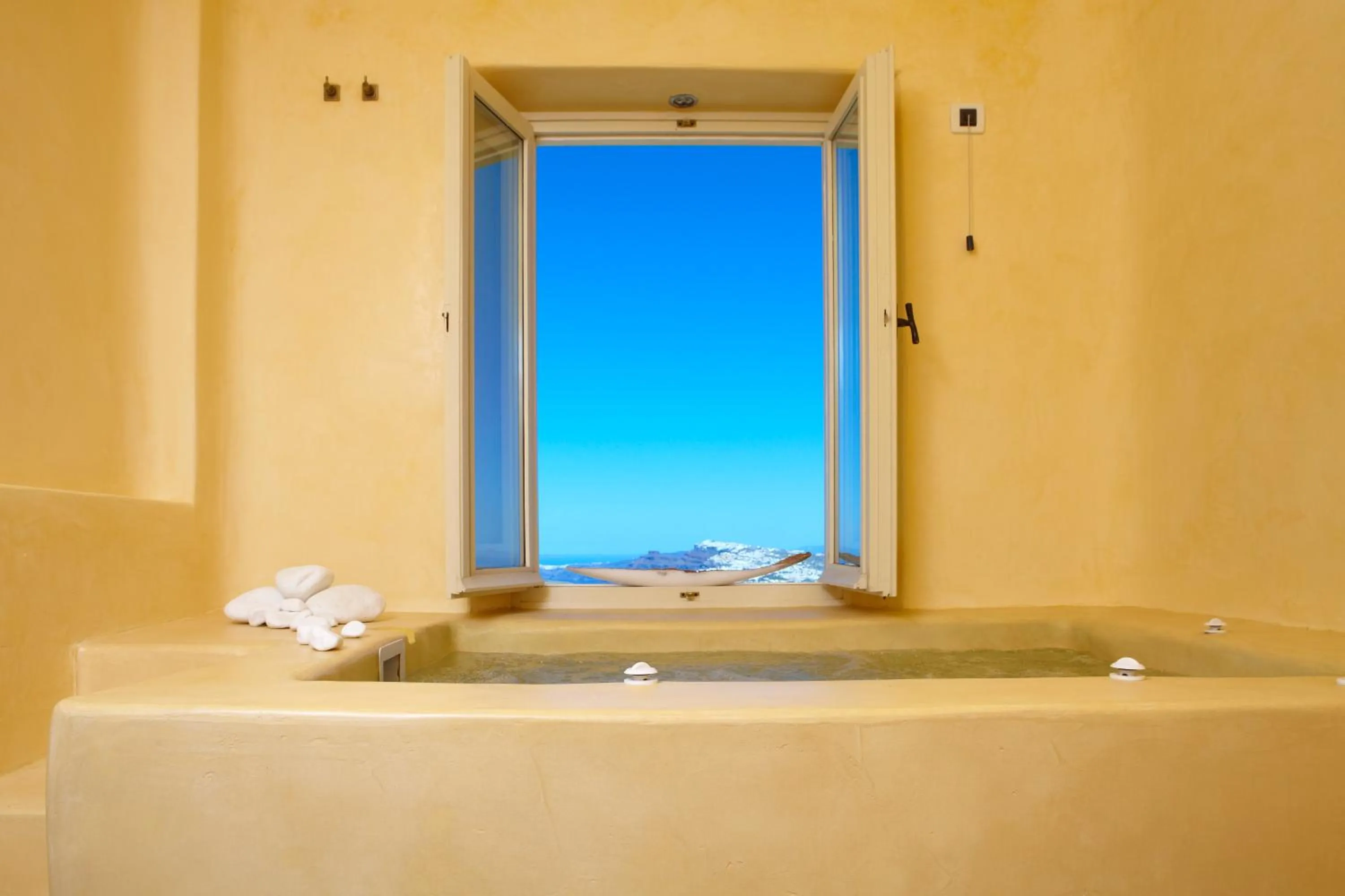 Hot Tub in Voreina Gallery Suites