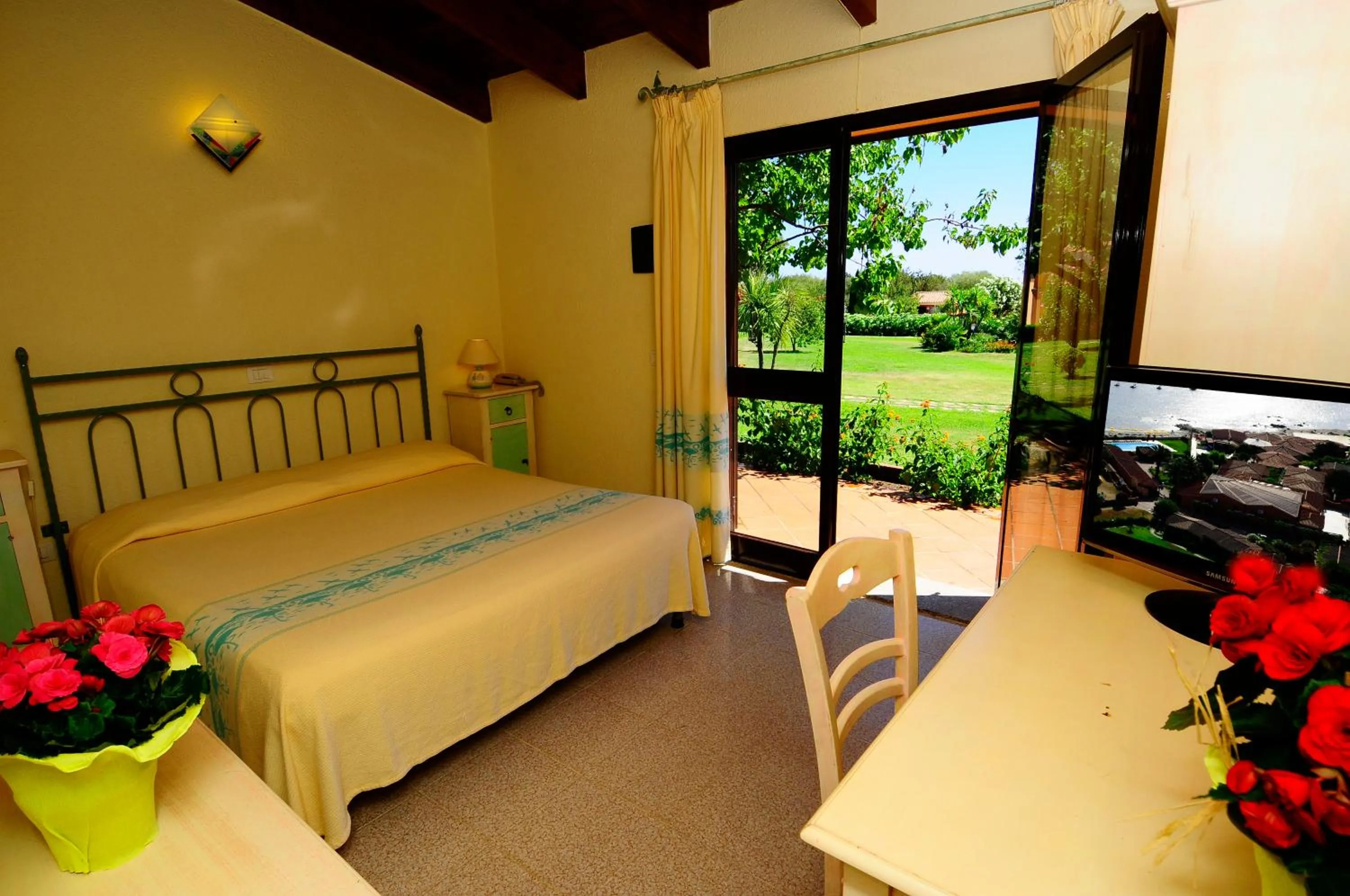 Photo of the whole room, Bed in Hotel L'Esagono