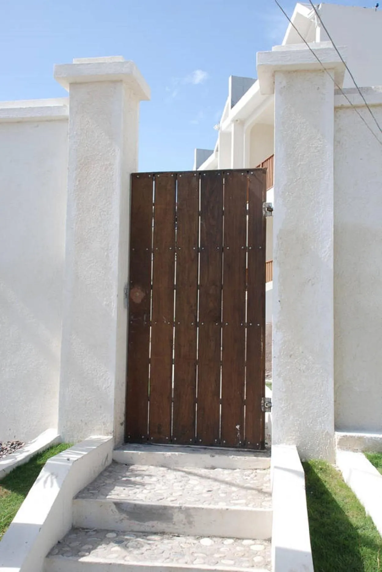 Facade/entrance in Family Complex beside Beach w/Pool Montego Bay #1