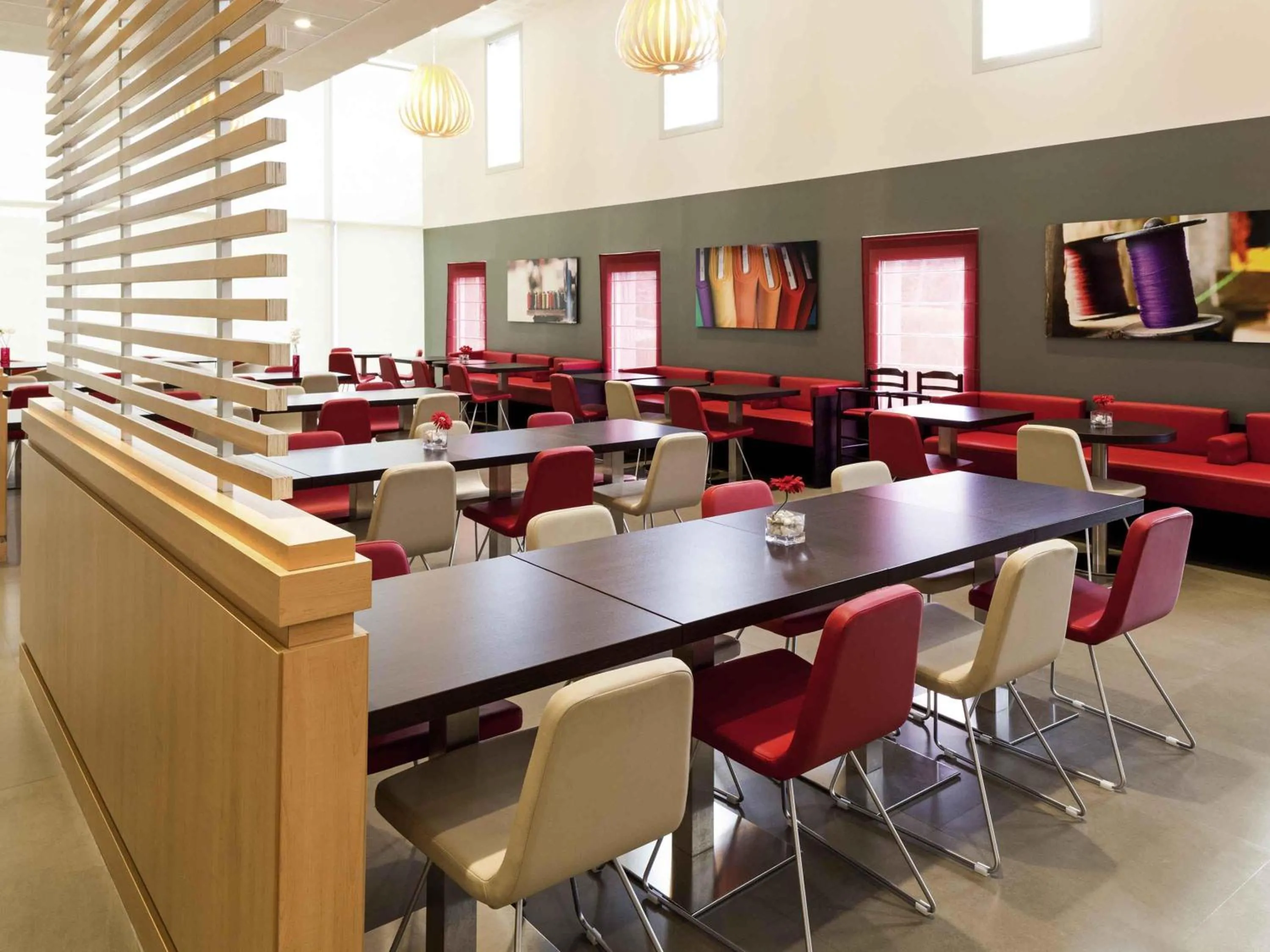 Lounge or bar in Ibis Barcelona Santa Coloma