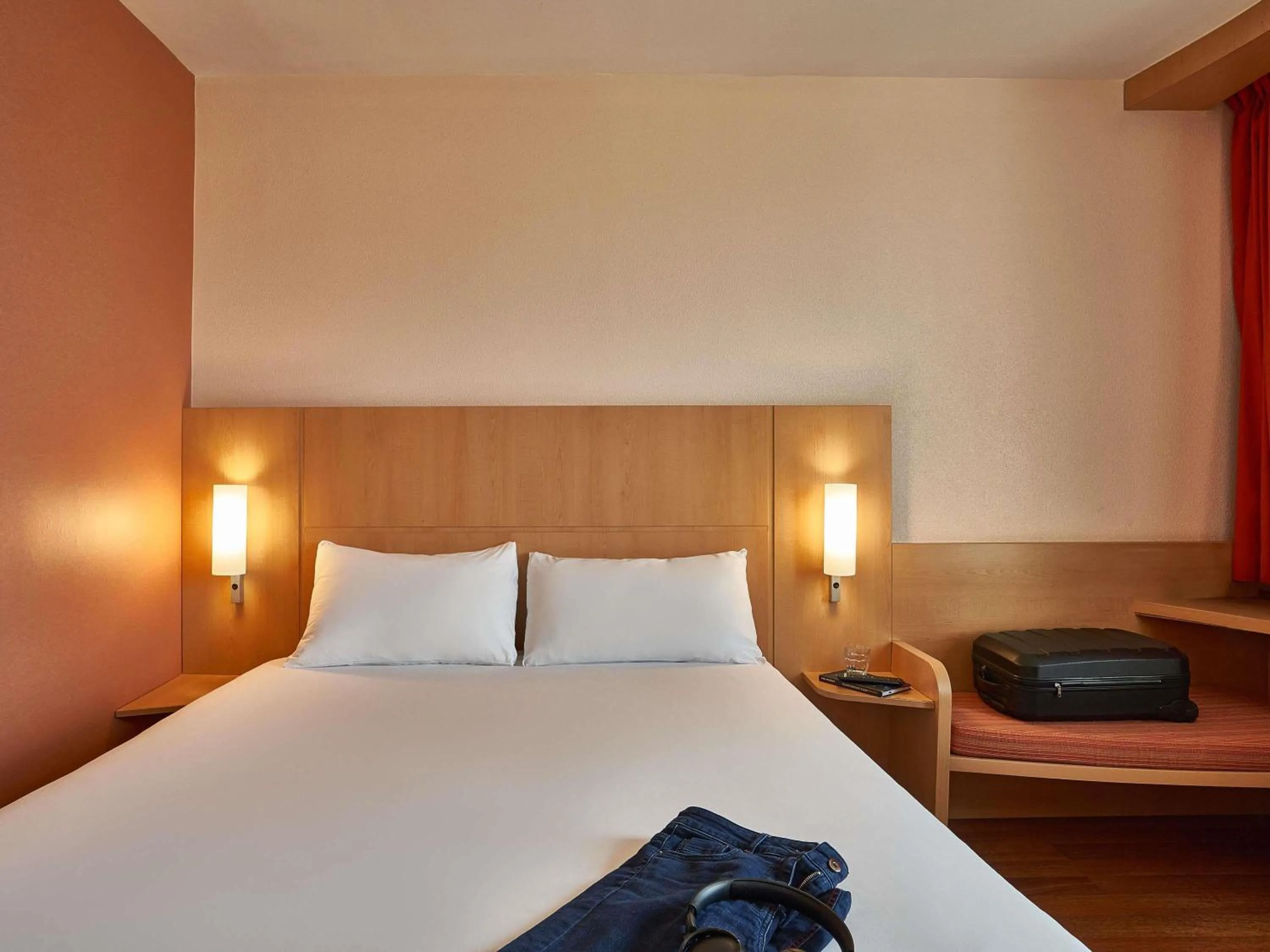 Bedroom, Bed in Ibis Barcelona Santa Coloma