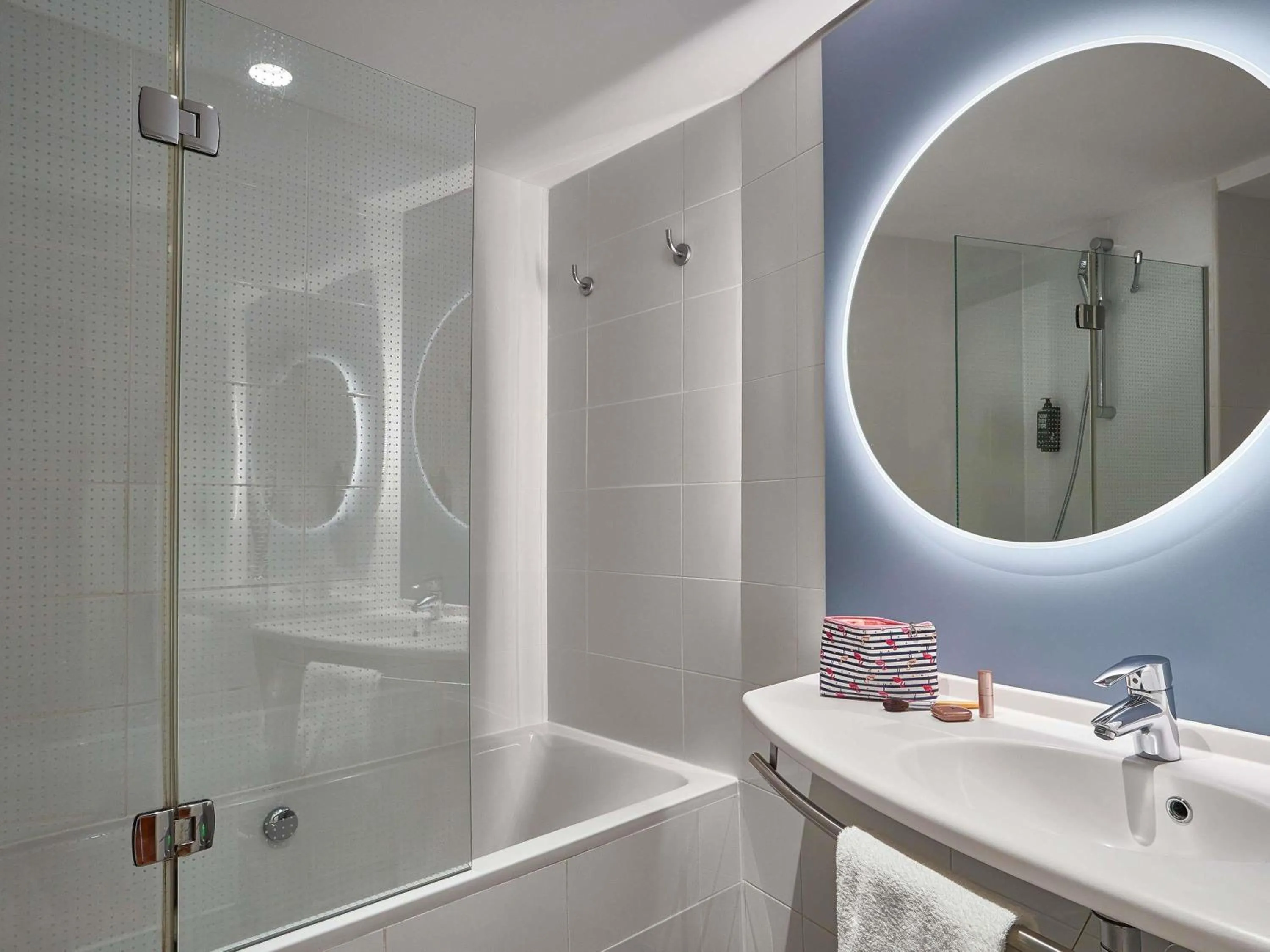 Bedroom in Ibis Barcelona Santa Coloma