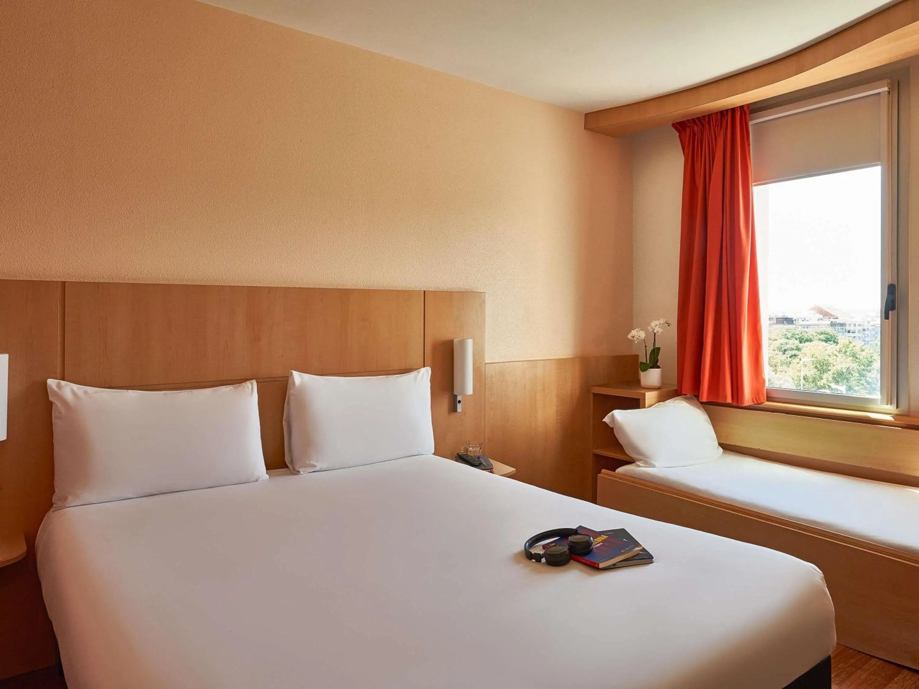 Property building, Bed in Ibis Barcelona Santa Coloma