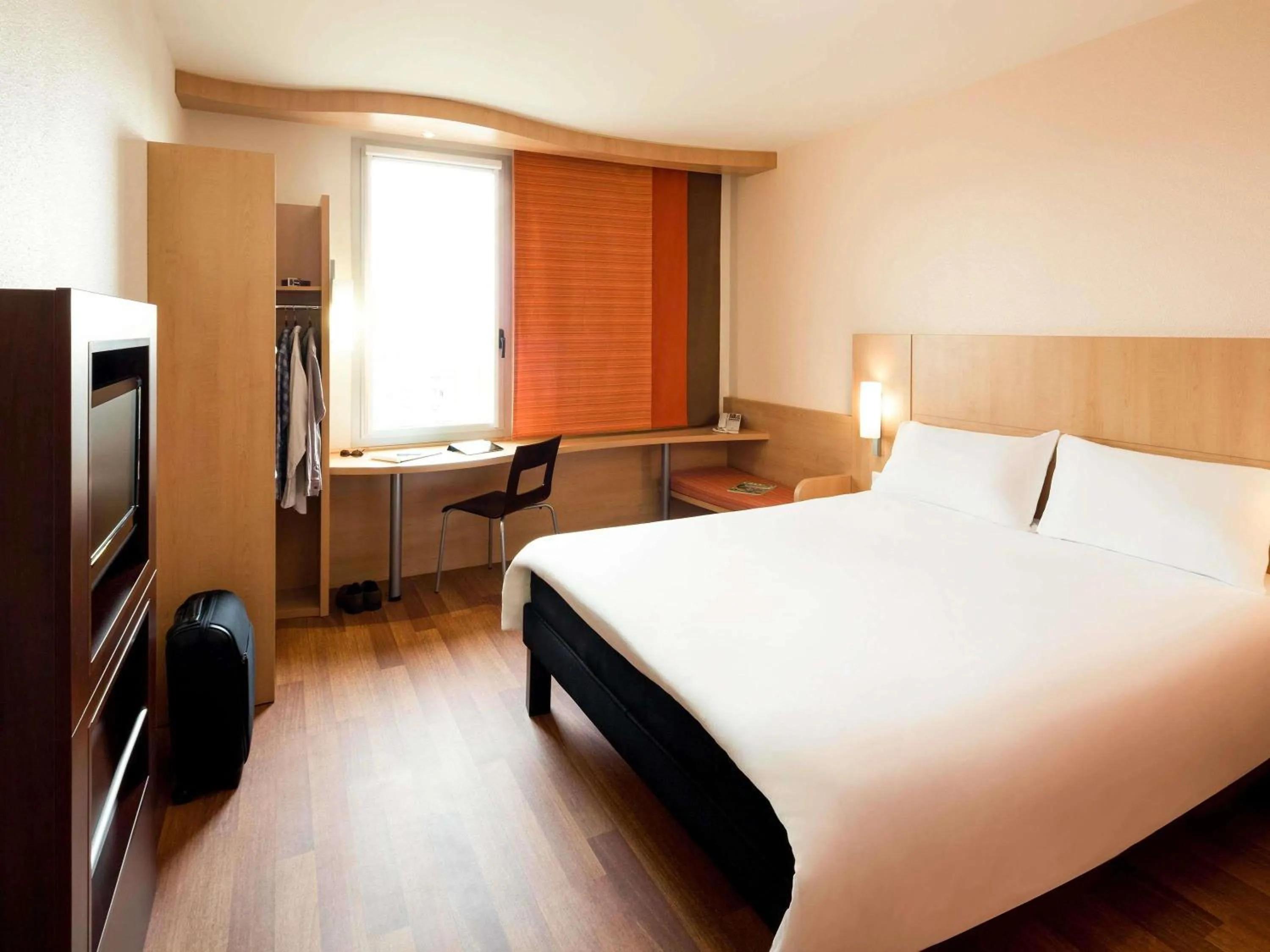 Property building, Bed in Ibis Barcelona Santa Coloma