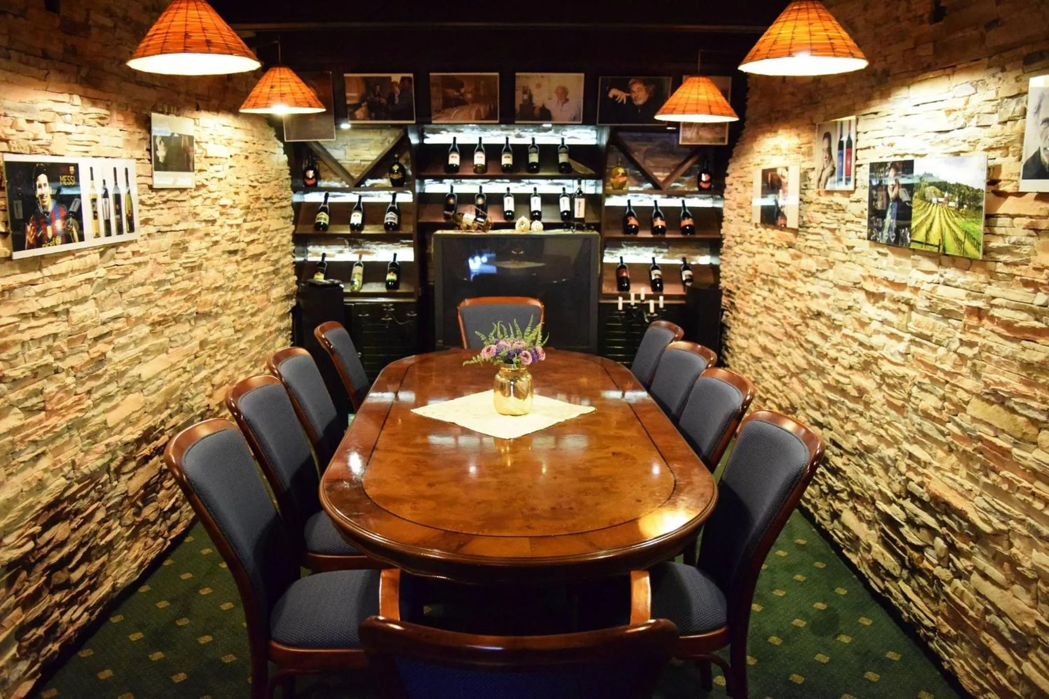 Restaurant/places to eat in Grand Boutique Hotel