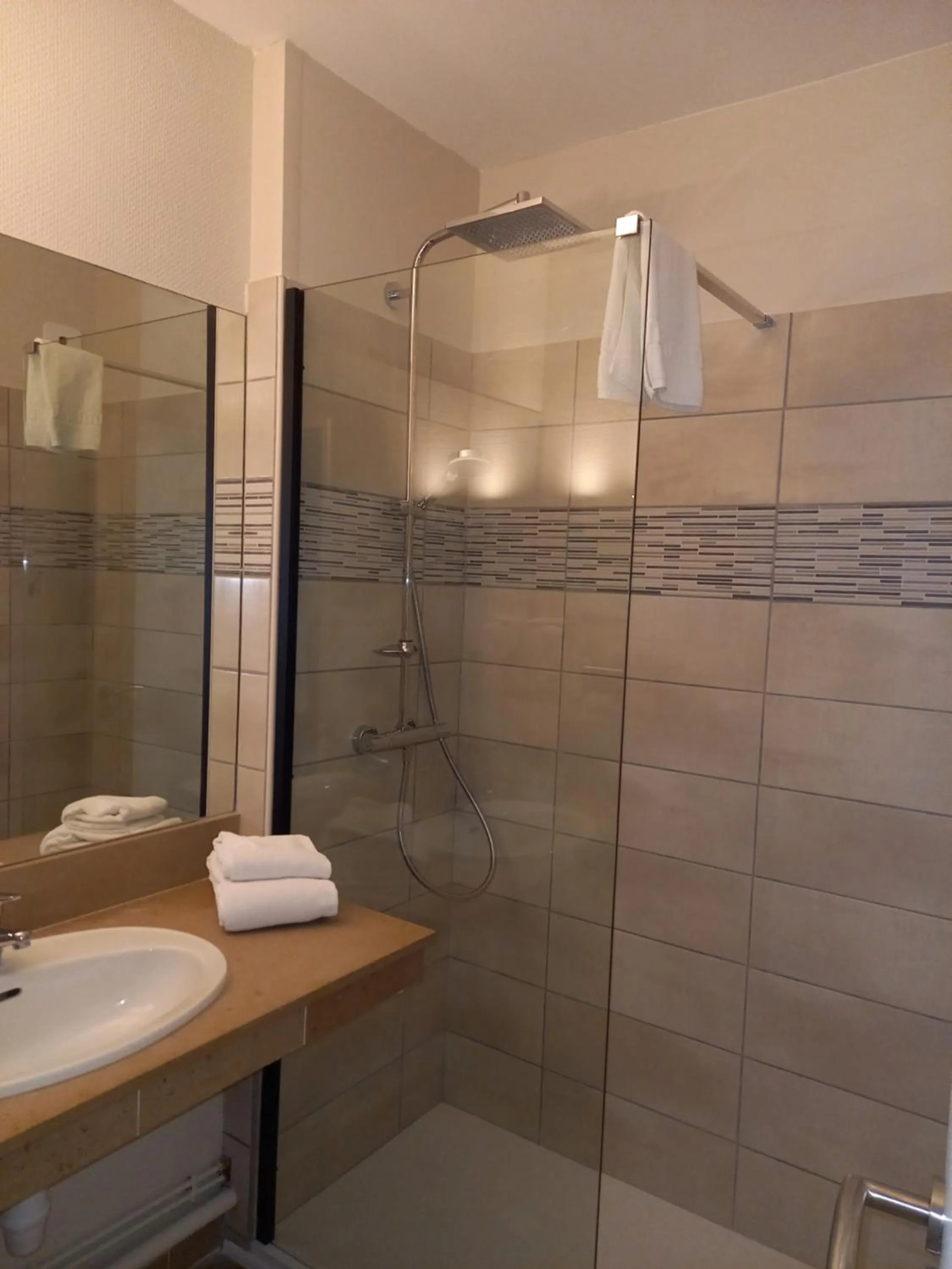 Bathroom in Domaine de l'Echassier, The Originals Relais