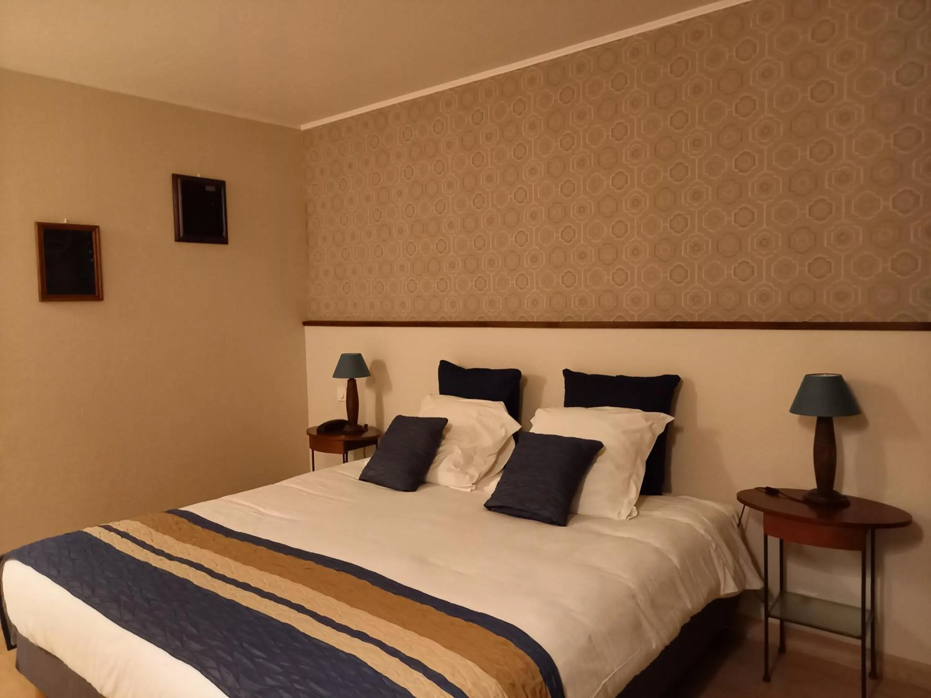 Bed in Domaine de l'Echassier, The Originals Relais