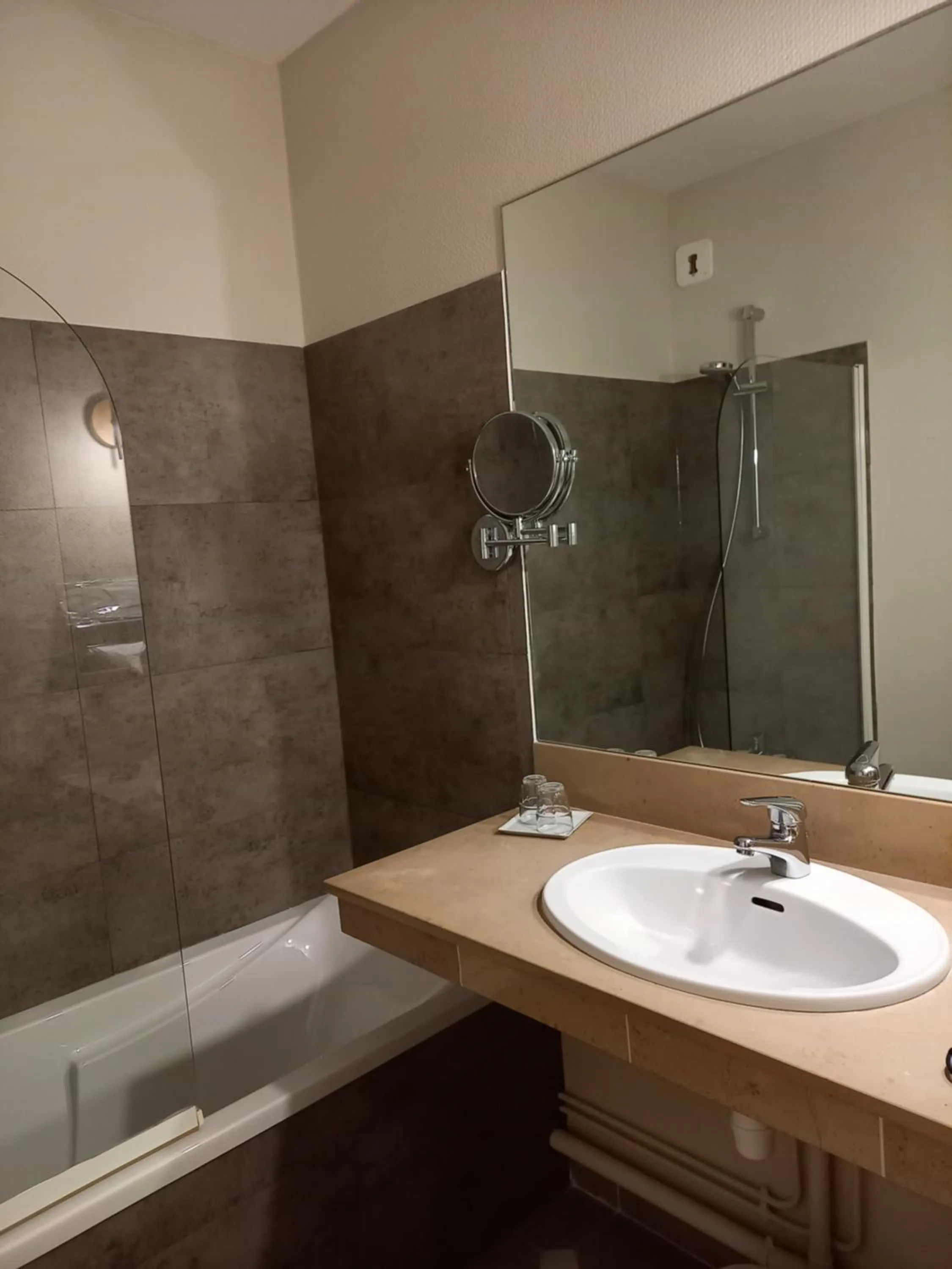 Bathroom in Domaine de l'Echassier, The Originals Relais