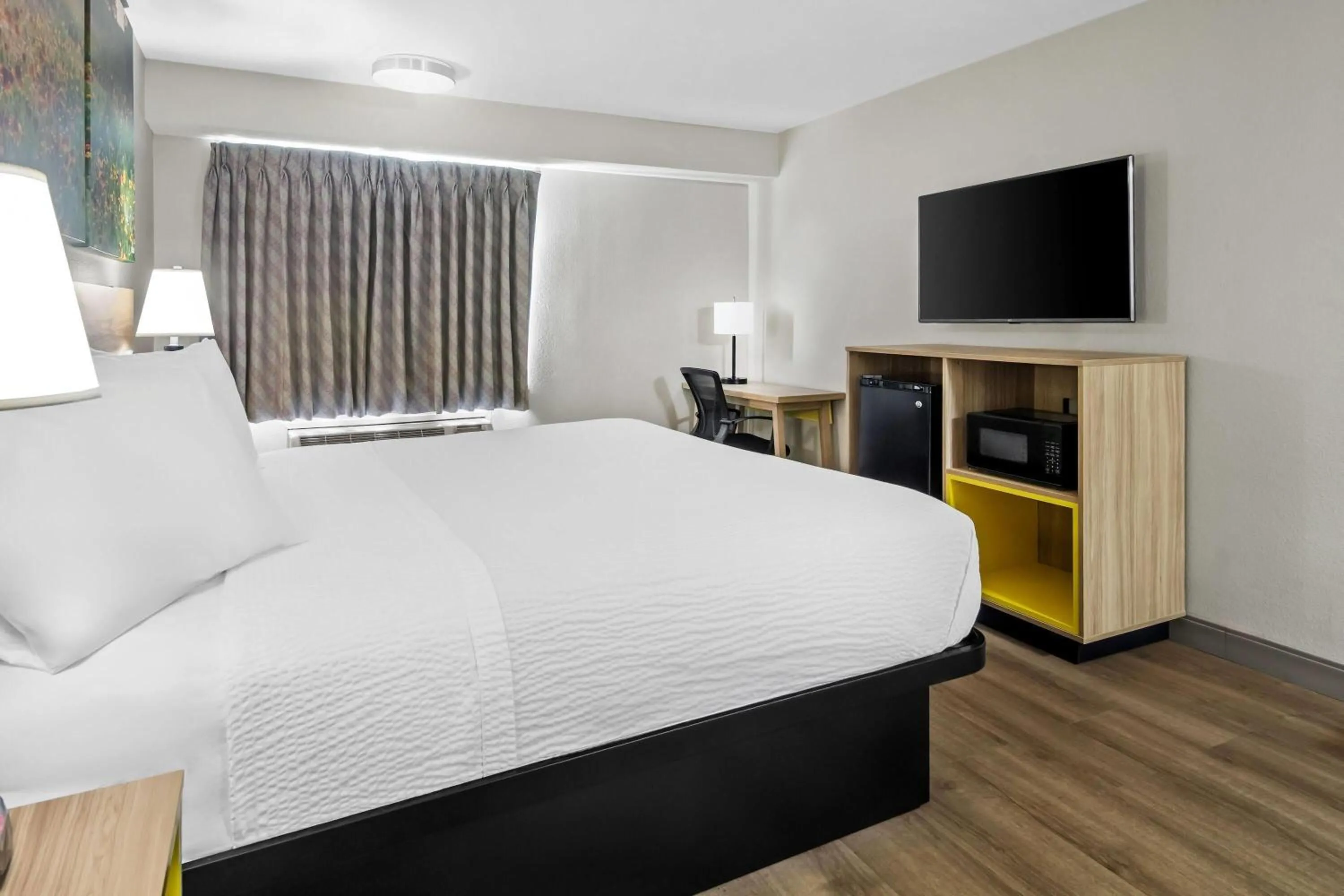 Bed in Days Inn & Suites by Wyndham DeSoto