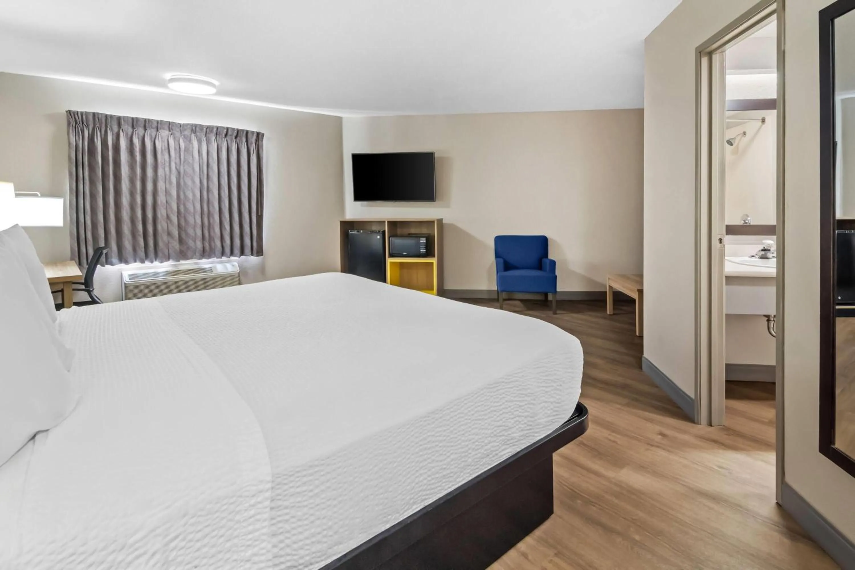 Photo of the whole room, Bed in Days Inn & Suites by Wyndham DeSoto