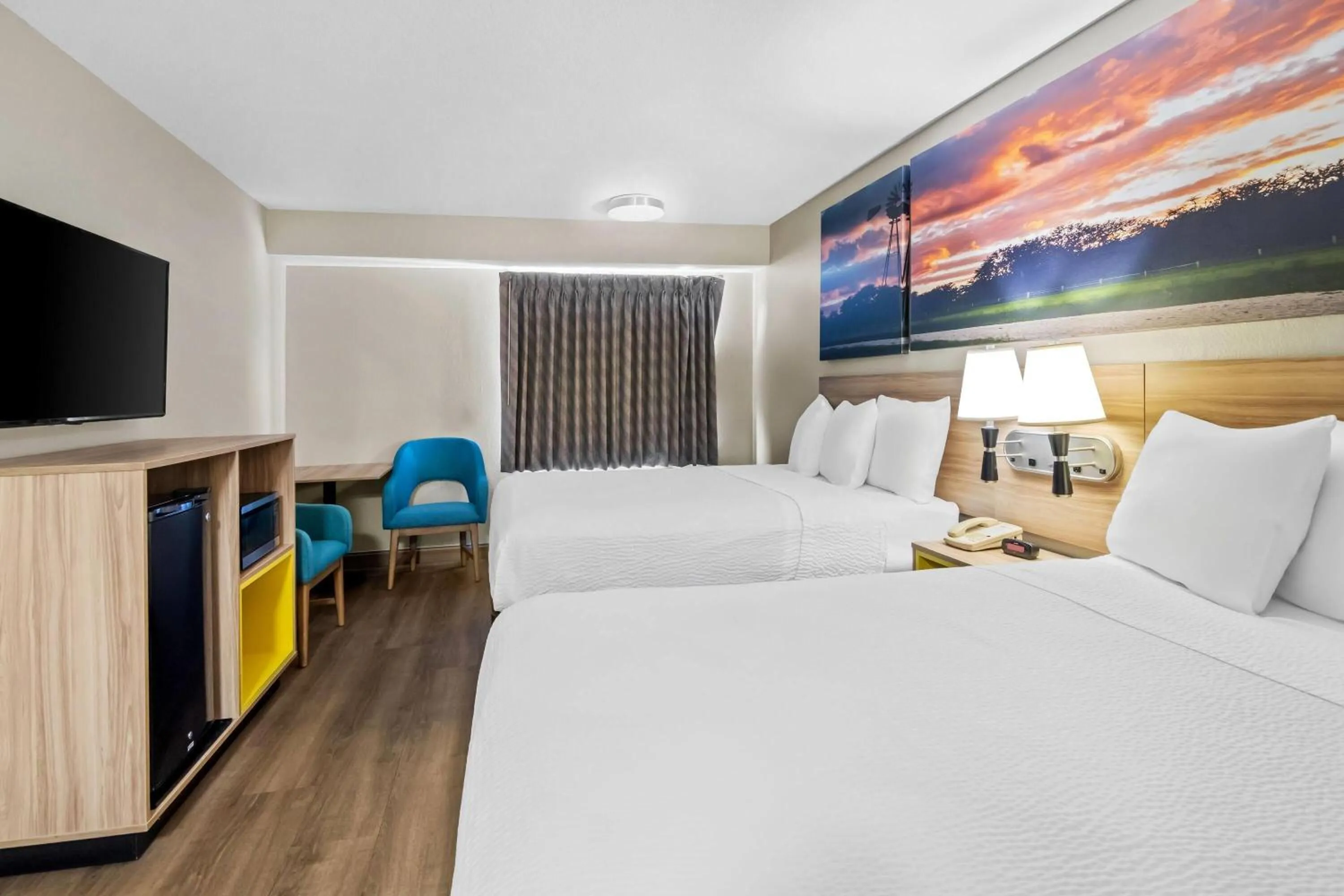 Bed in Days Inn & Suites by Wyndham DeSoto