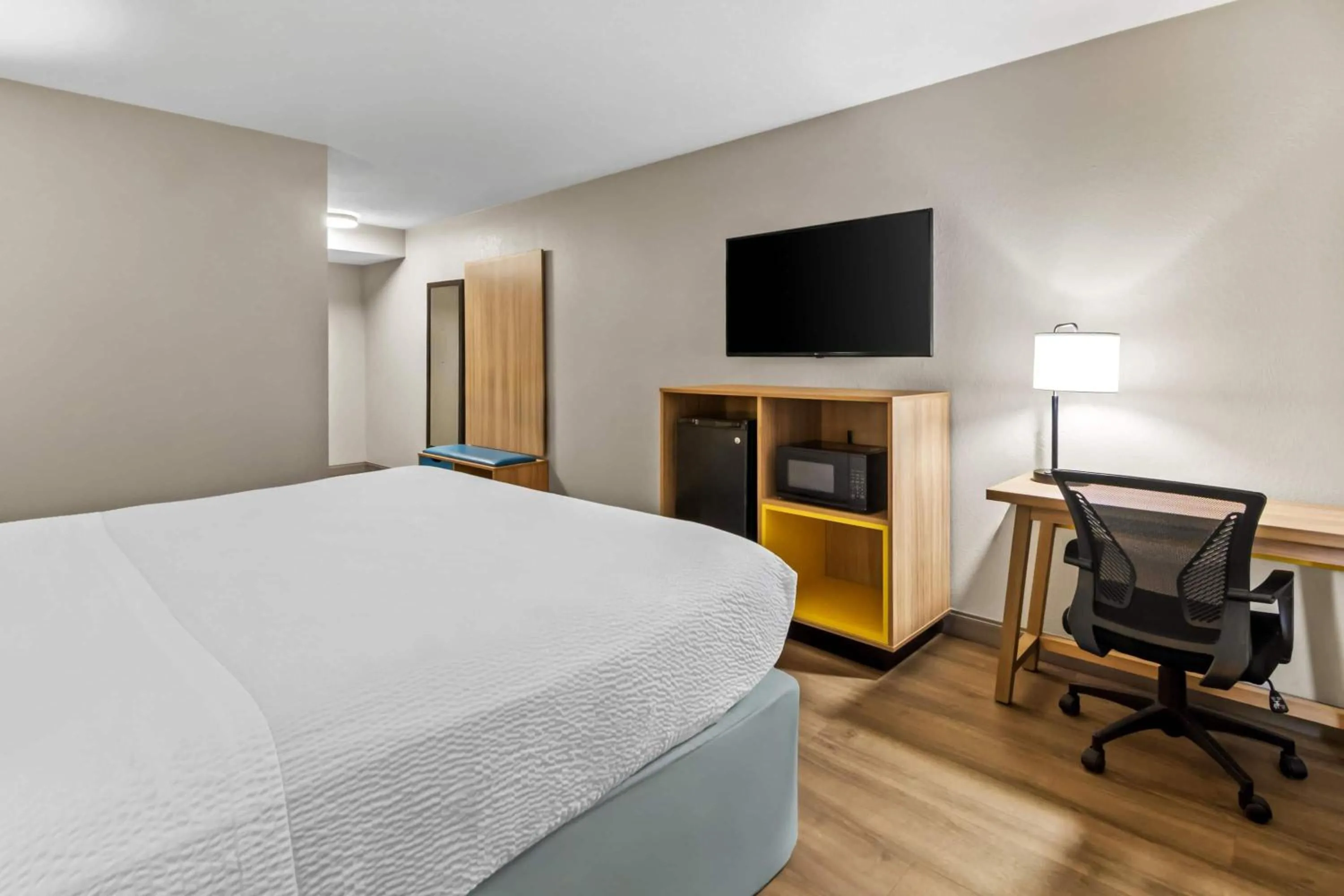 Bed in Days Inn & Suites by Wyndham DeSoto