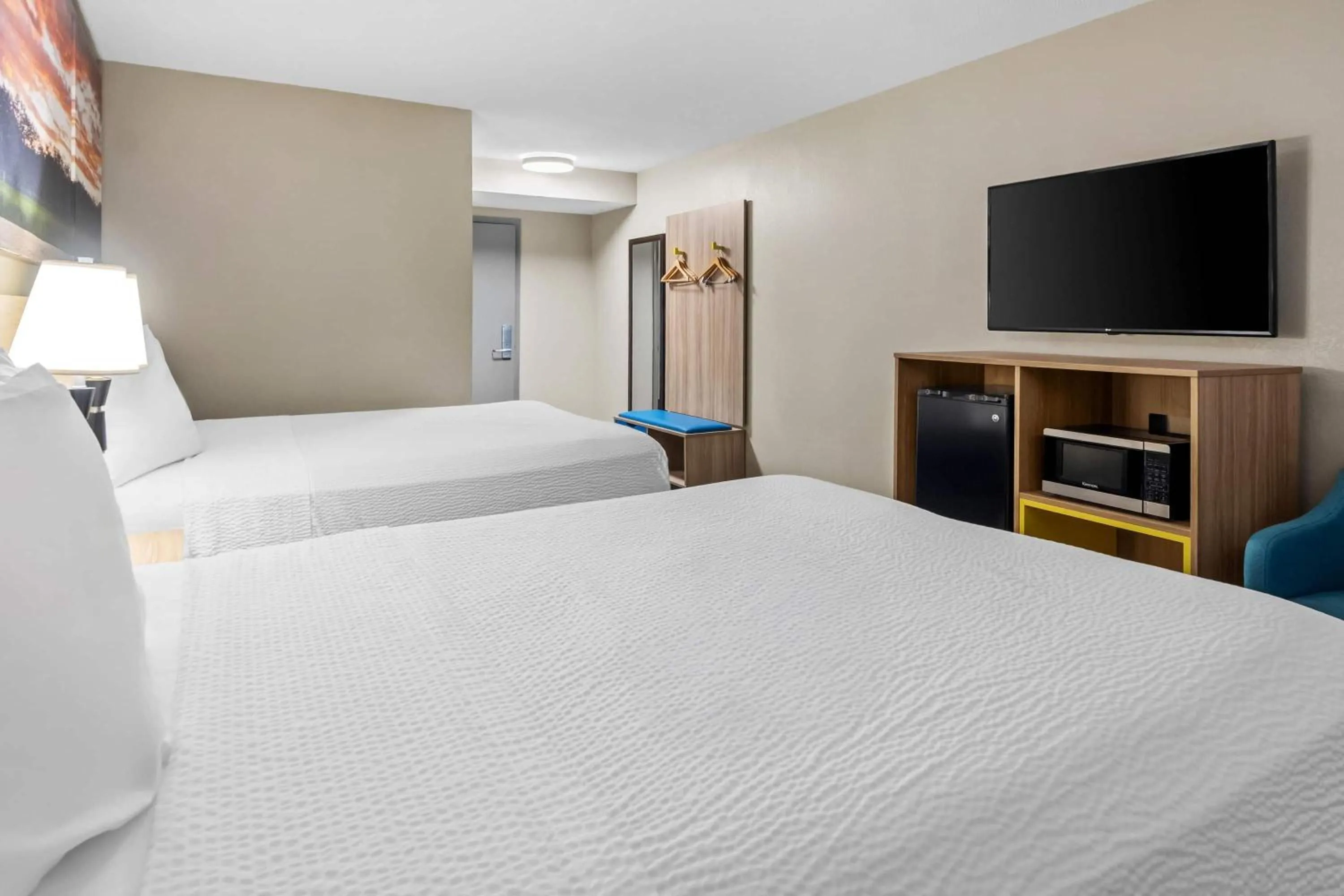 Bed in Days Inn & Suites by Wyndham DeSoto