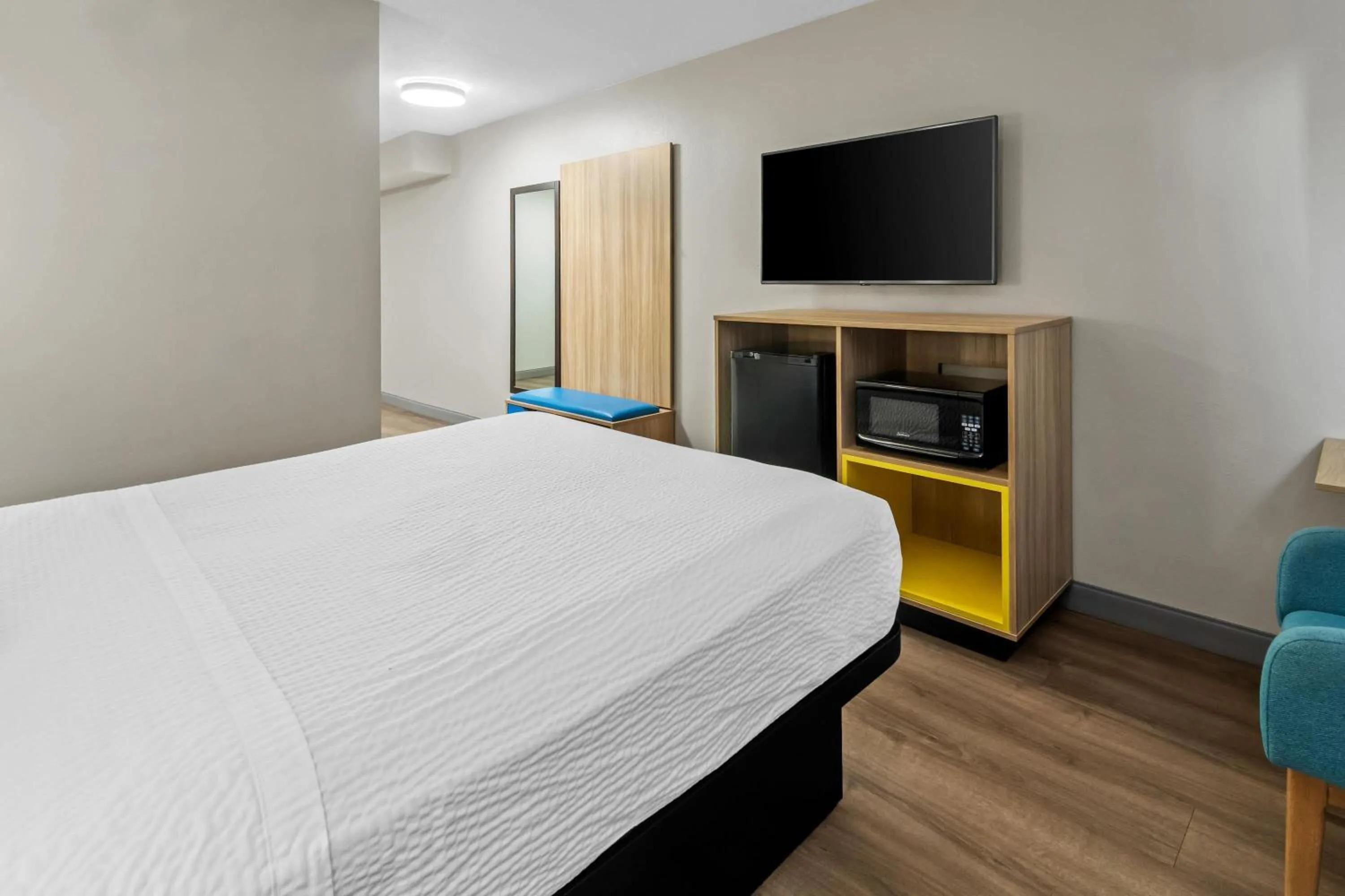 Bed in Days Inn & Suites by Wyndham DeSoto