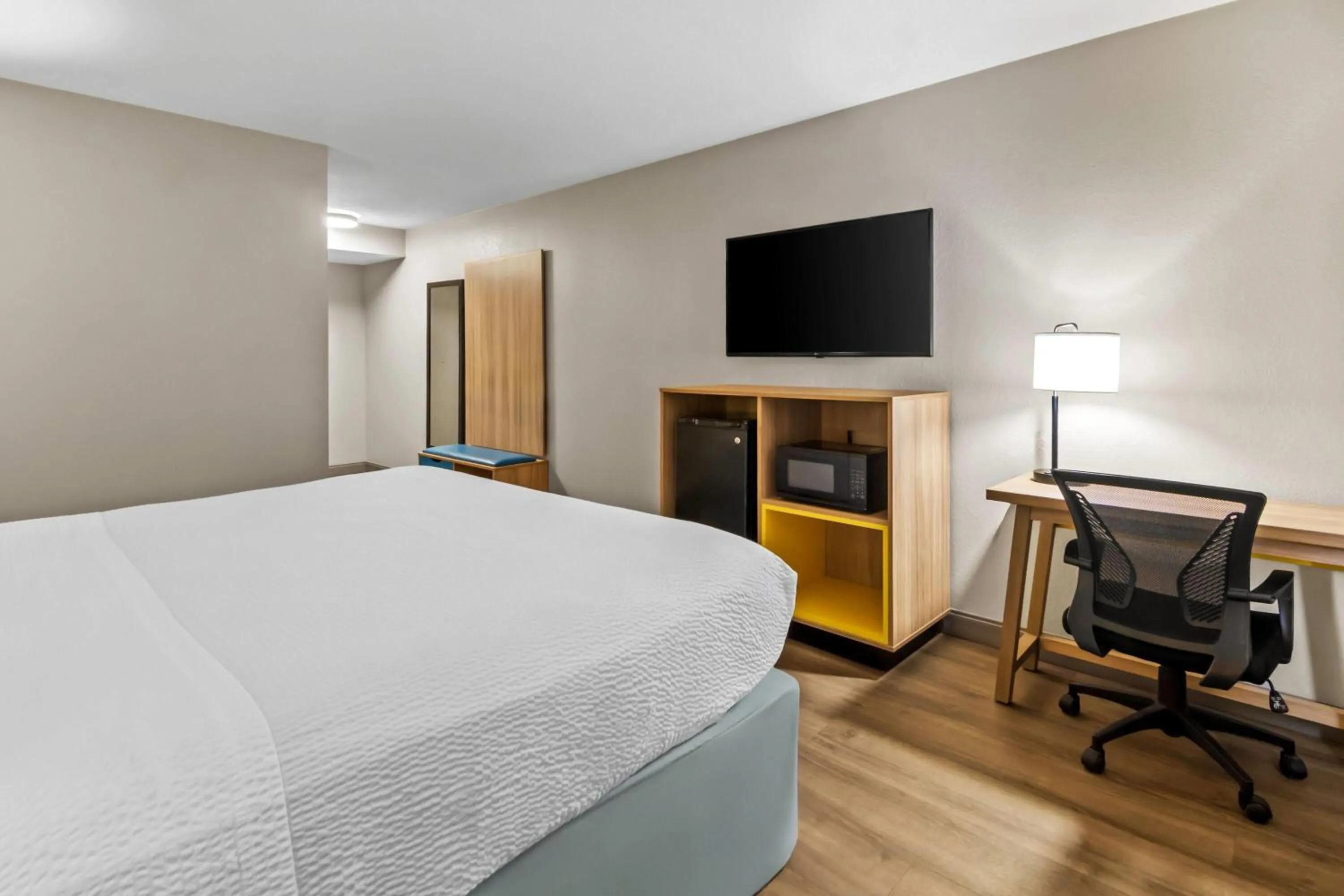 Bed in Days Inn & Suites by Wyndham DeSoto