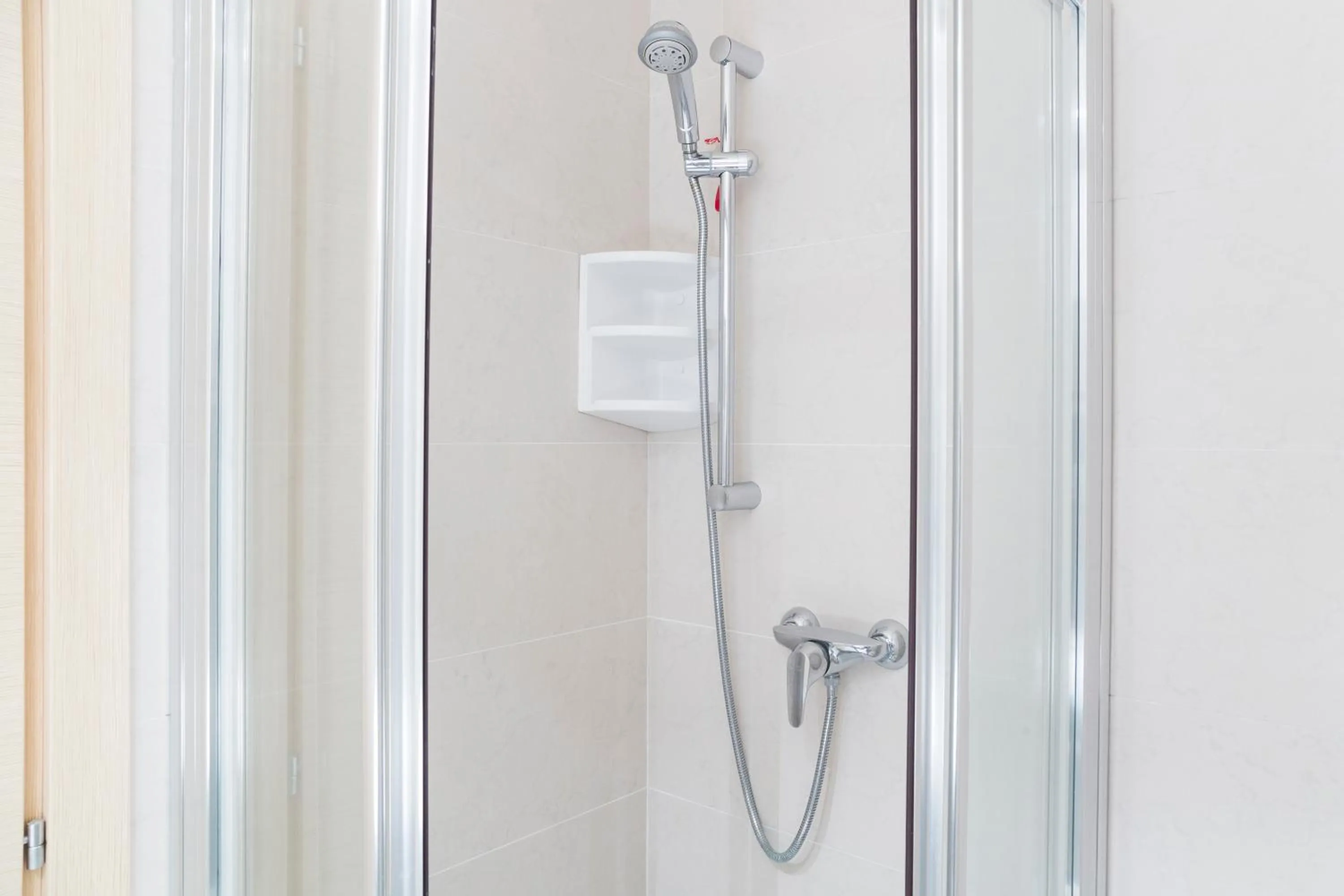 Shower in Hotel Mara