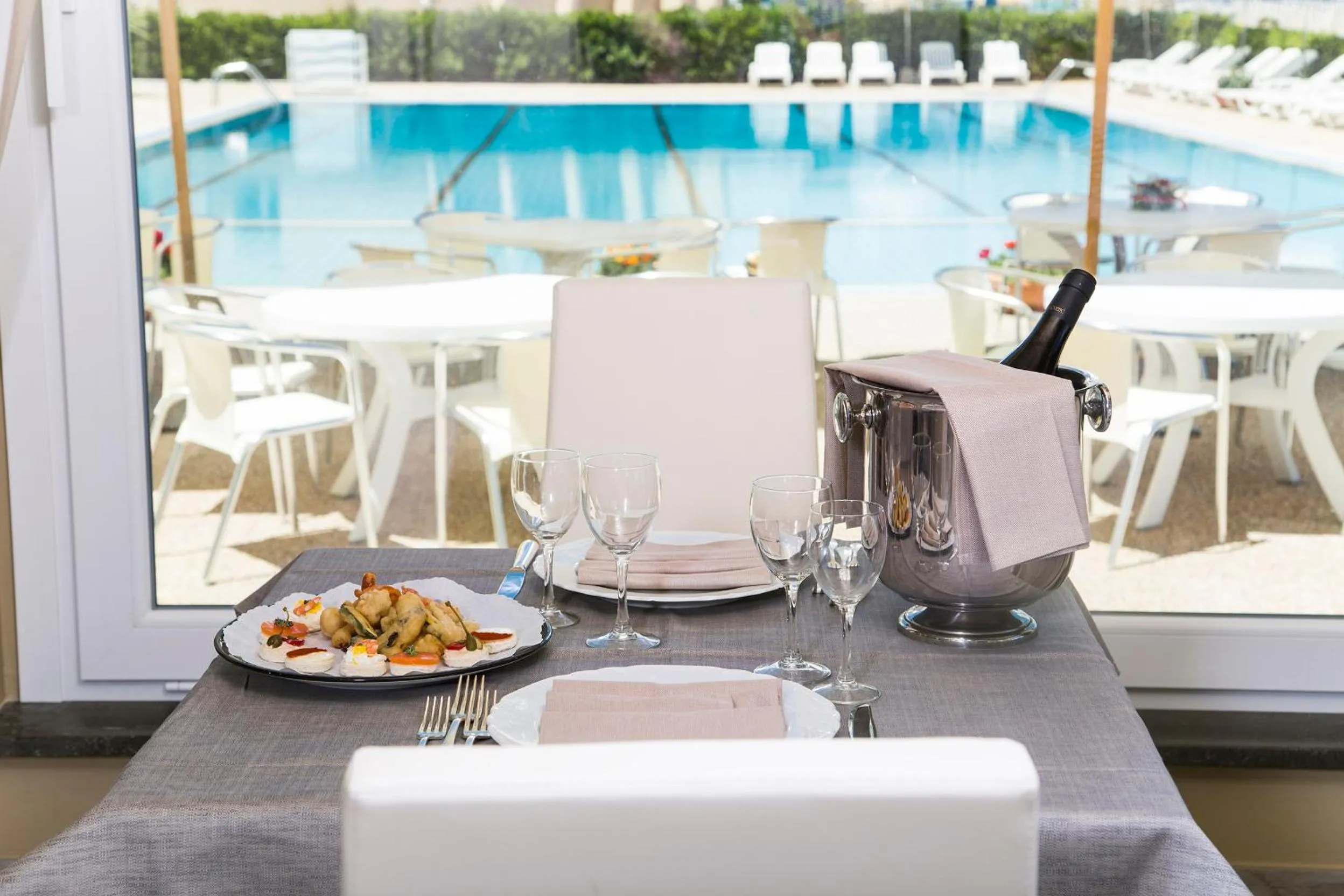 Restaurant/places to eat in Hotel Mara