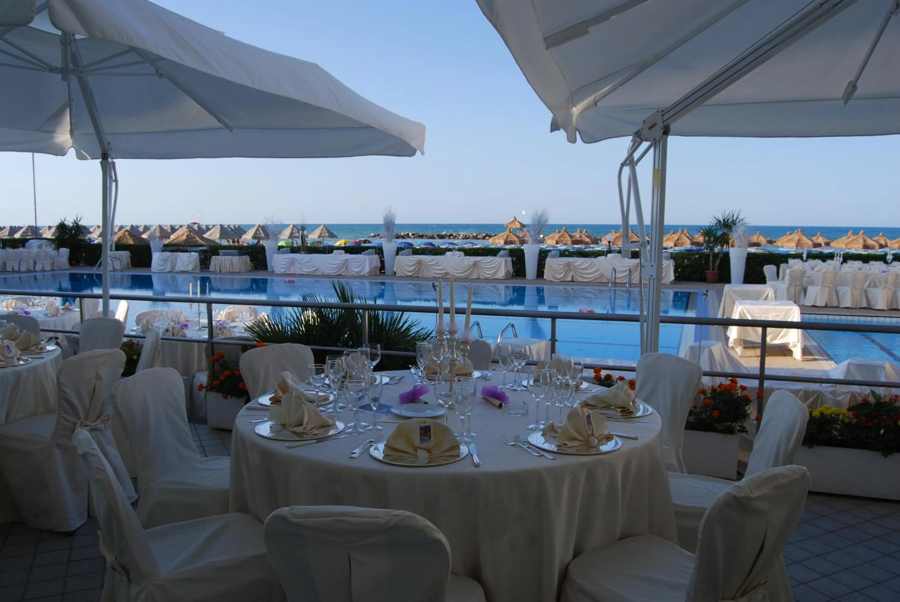 Restaurant/places to eat in Hotel Mara