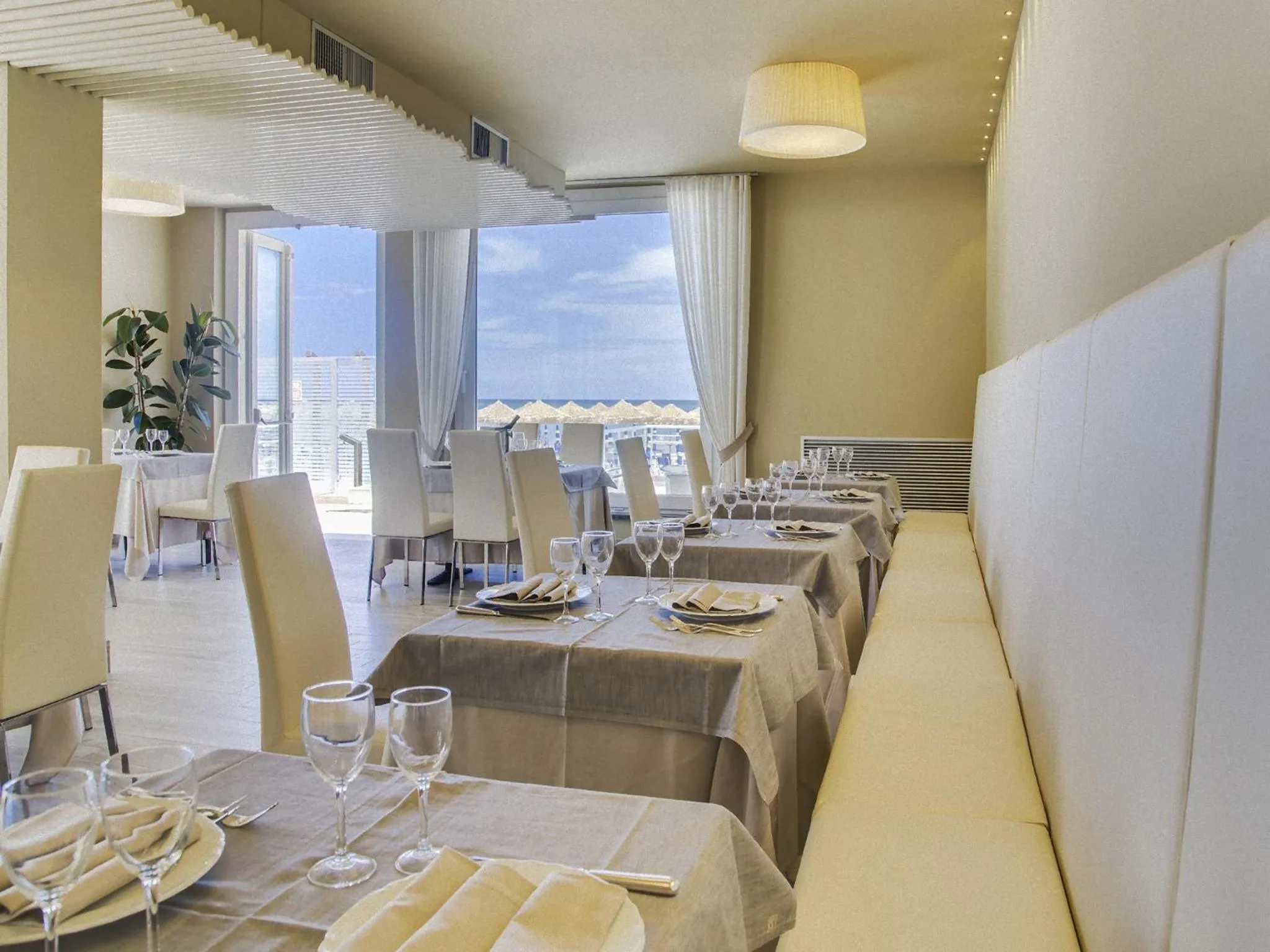 Restaurant/places to eat in Hotel Mara