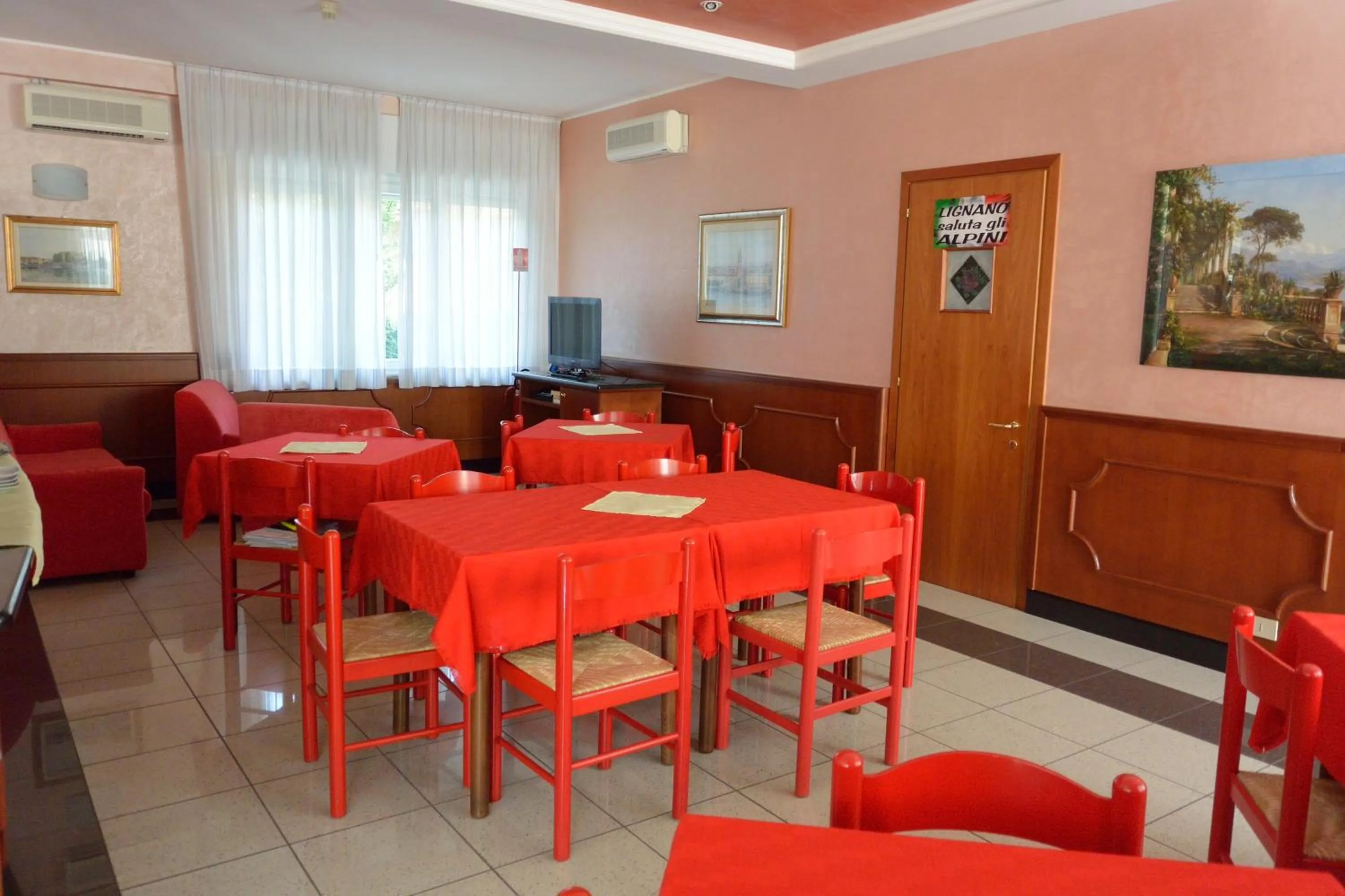 Communal lounge/ TV room in Hotel Paris