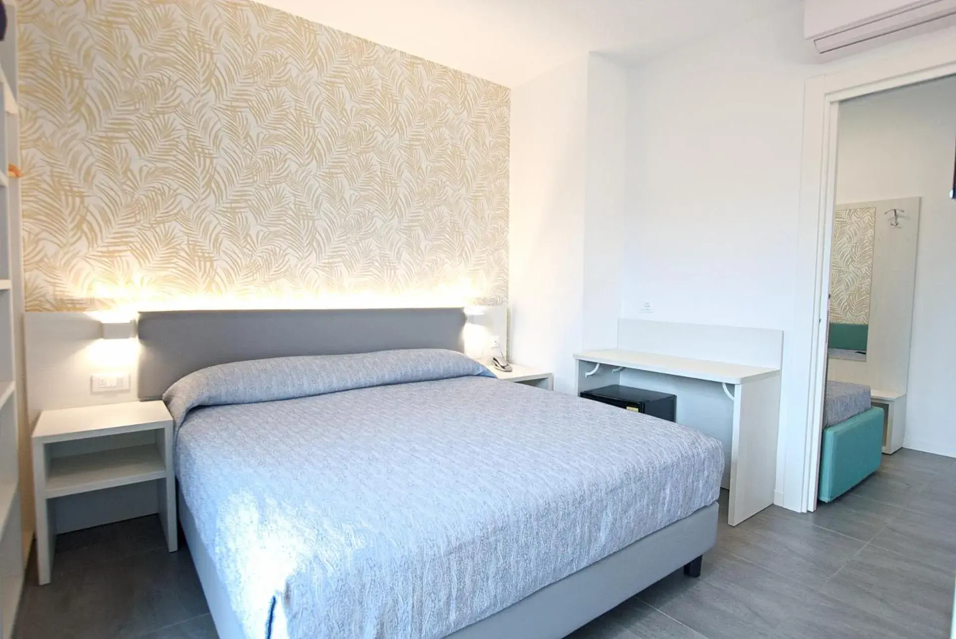 Triple Room with Balcony in Hotel Paris Triple Room with Balcony in Hotel Paris