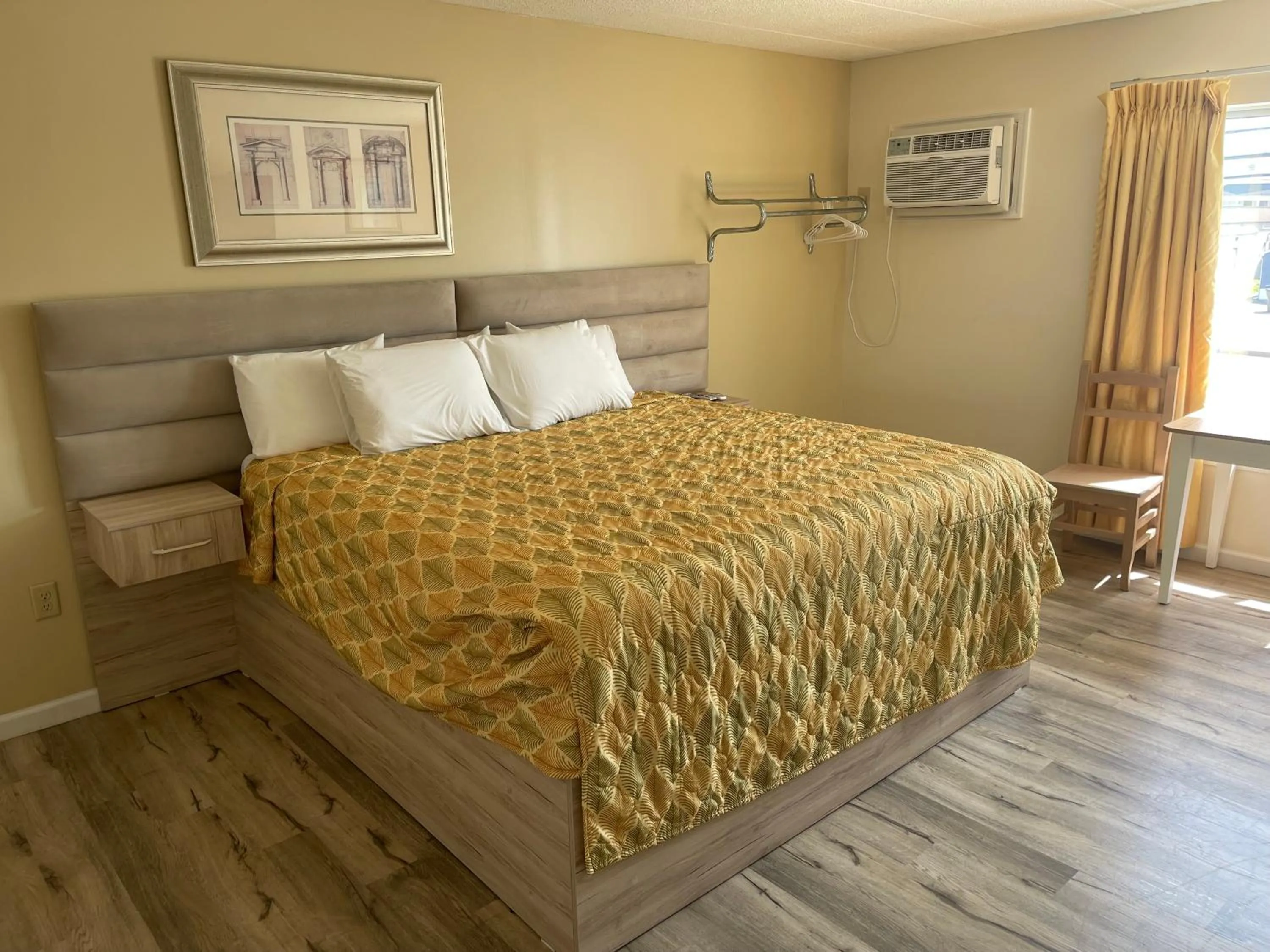 Bedroom, Bed in Coastal Inn - Ocean City