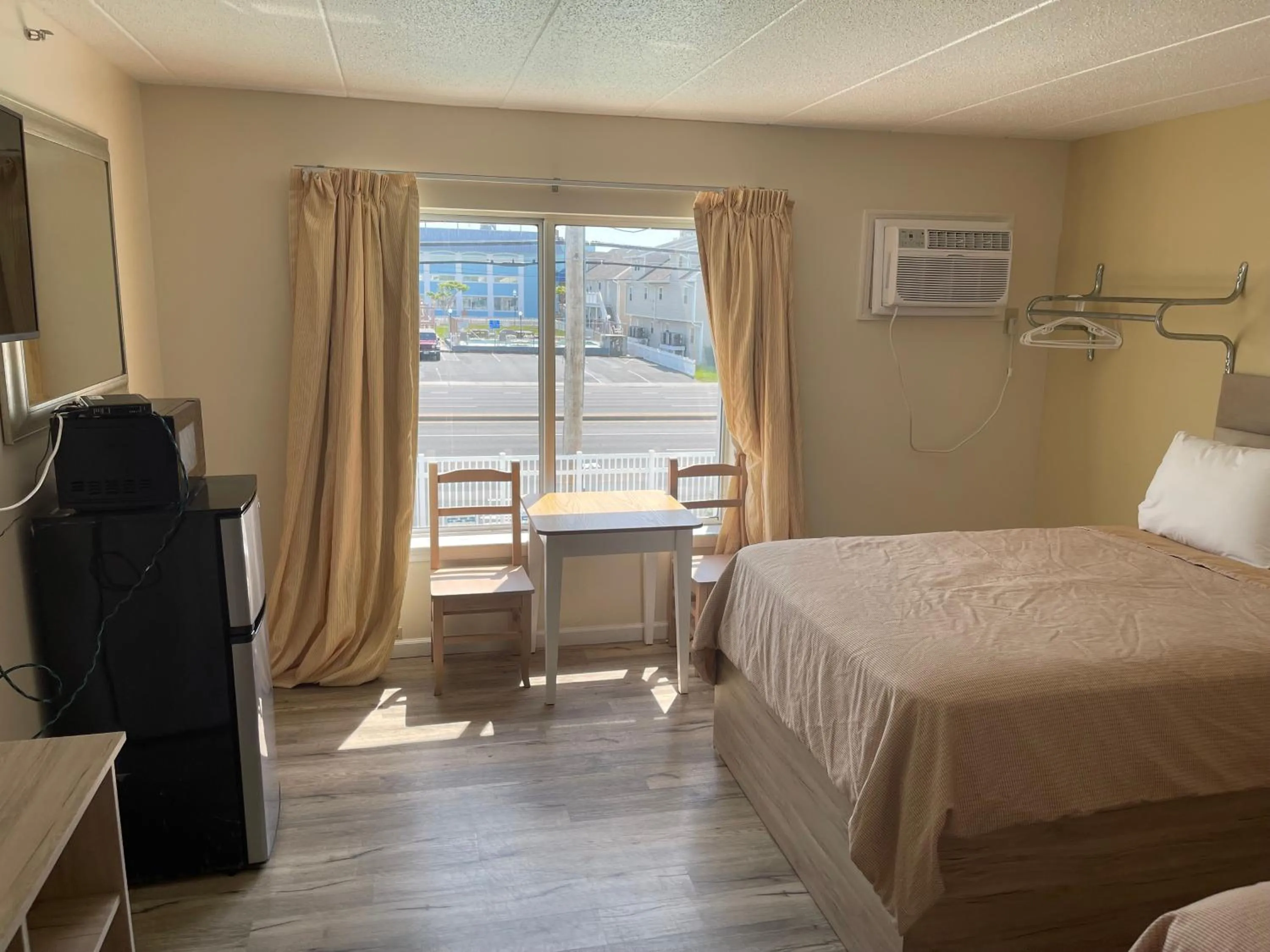 Seating area, Bed in Coastal Inn - Ocean City