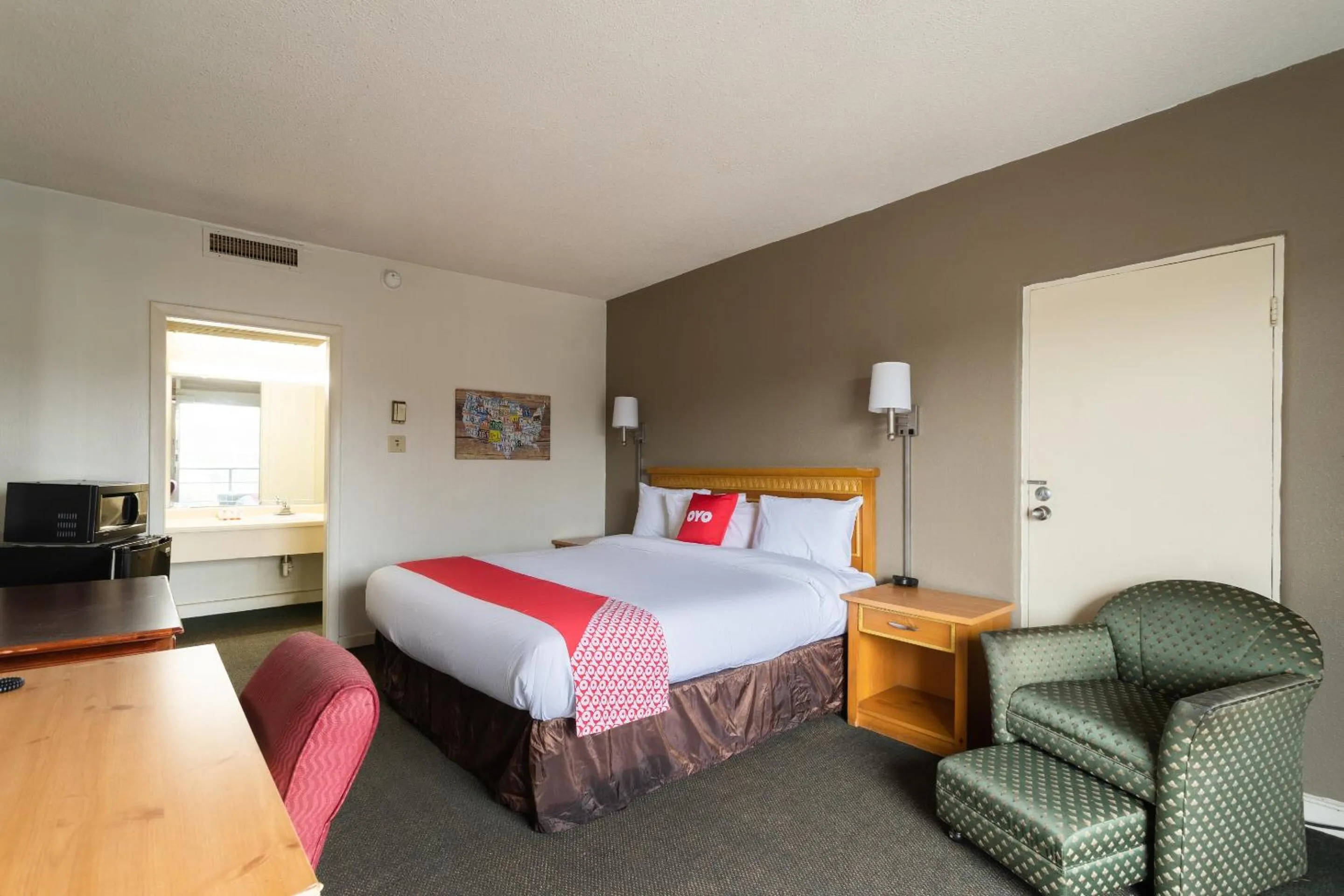 Bedroom, Bed in OYO Hotel Sumter SC Downtown