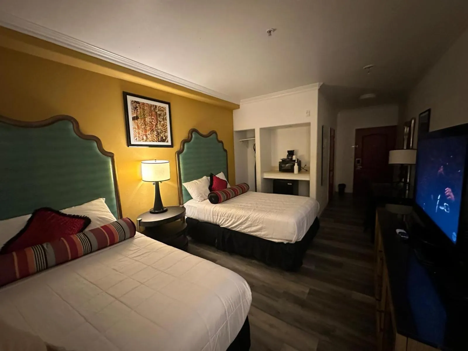 Bed in Howard Johnson by Wyndham Bakersfield
