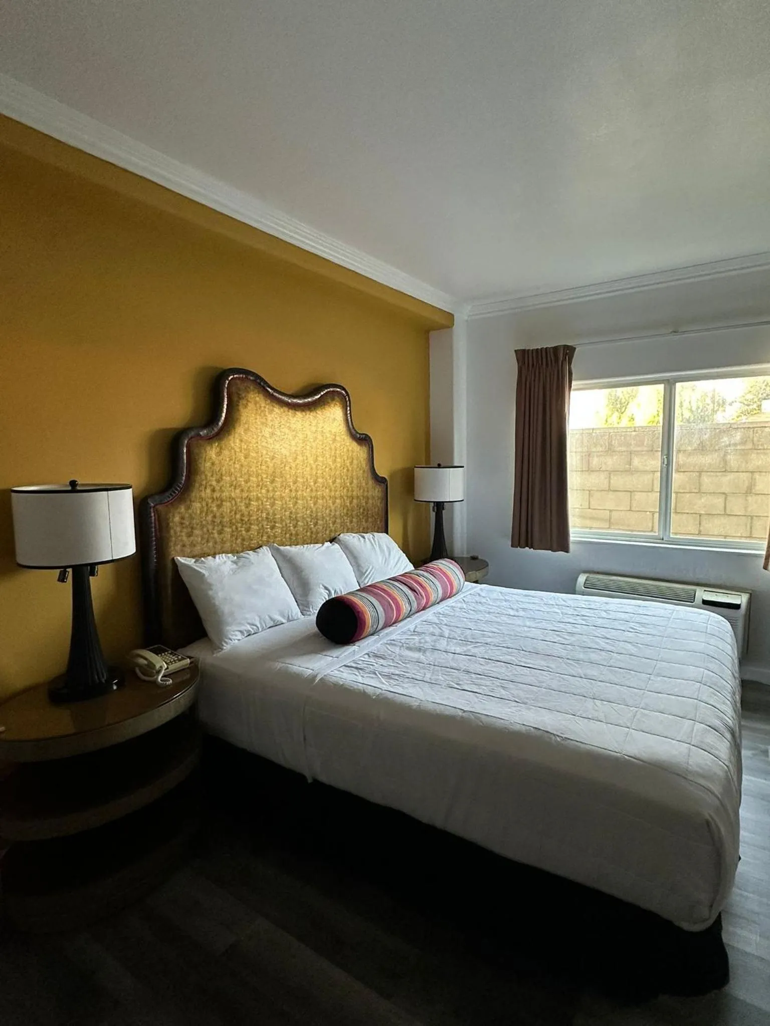 Bed in Howard Johnson by Wyndham Bakersfield