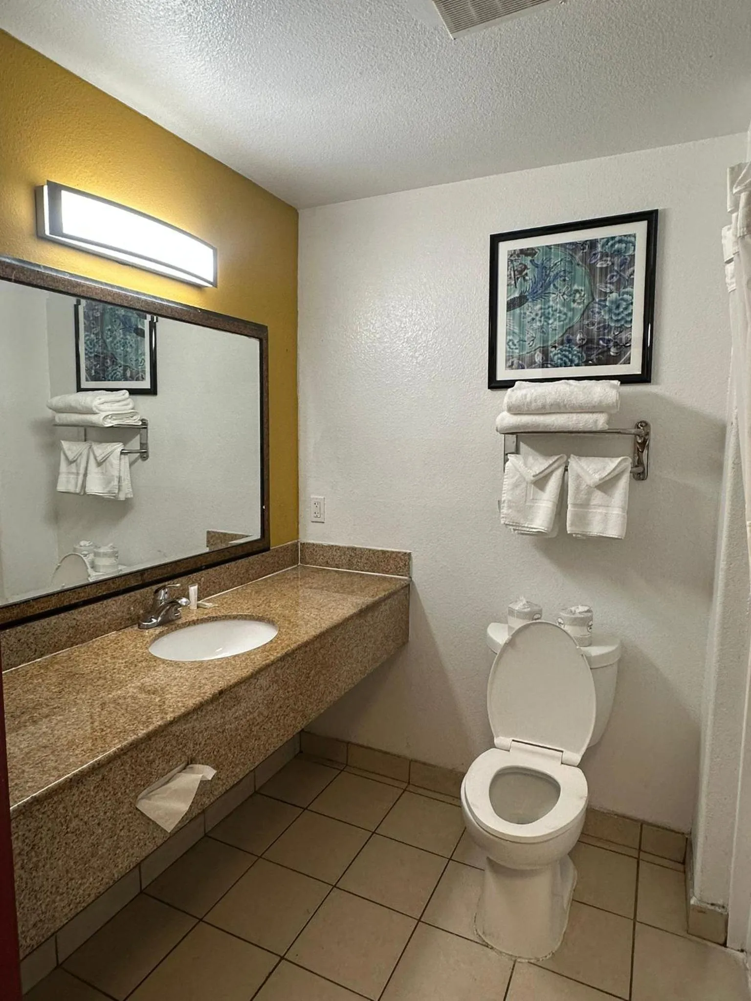 Howard Johnson by Wyndham Bakersfield