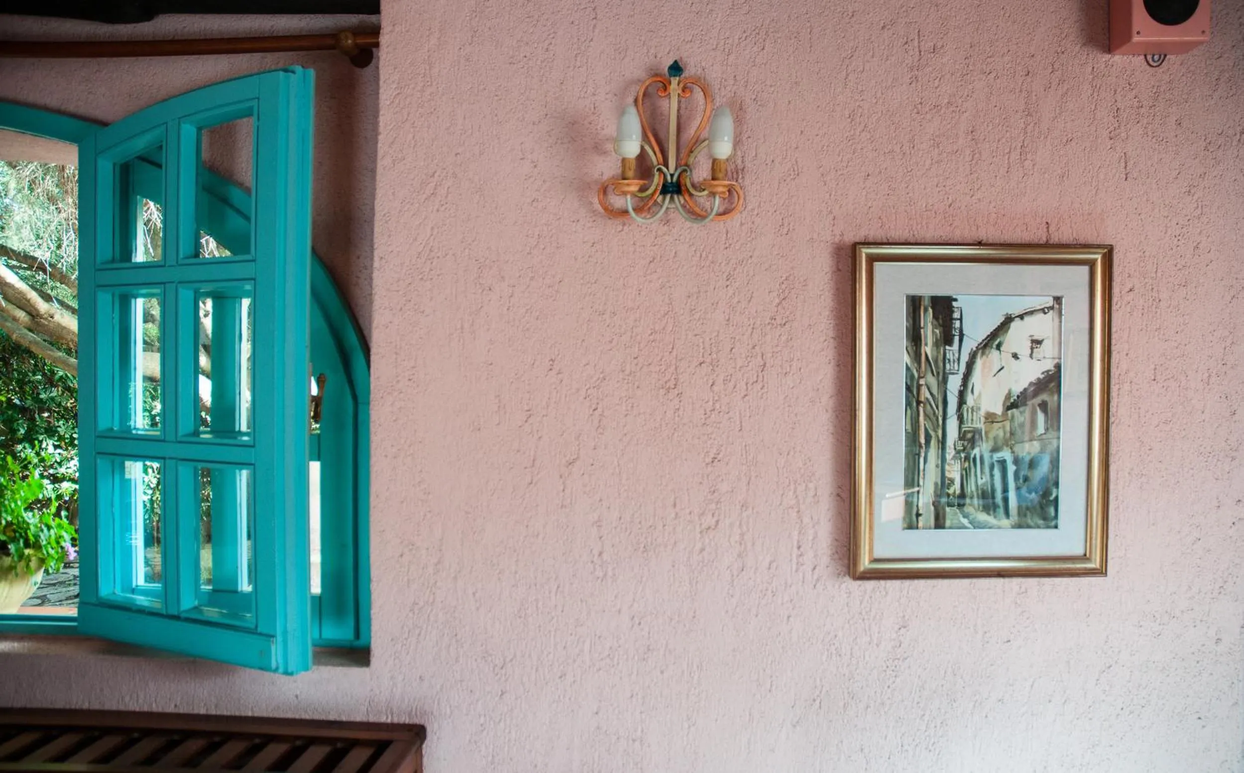 Communal lounge/ TV room in Hotel Scintilla