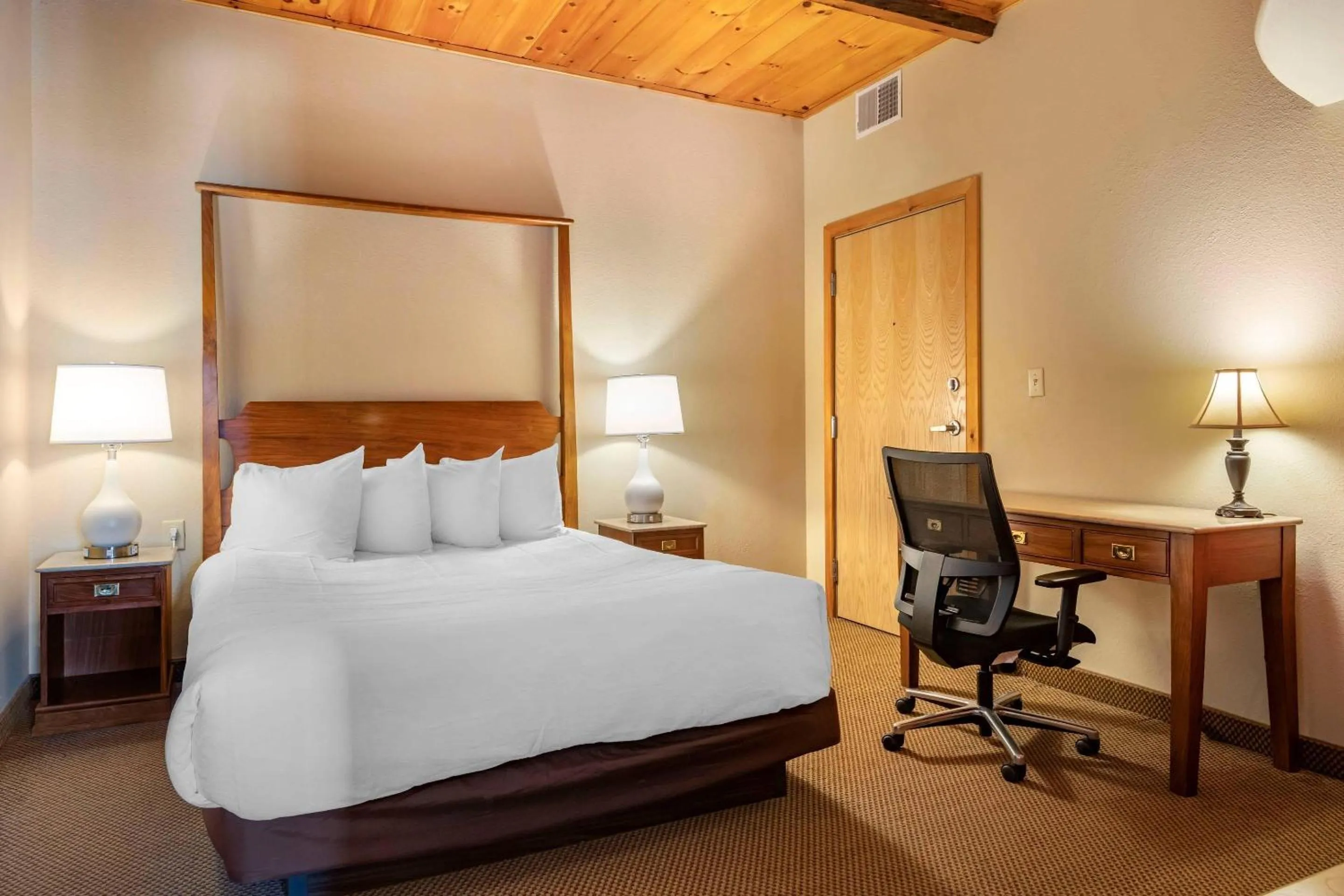 Bedroom, Bed in Mountain Edge Suites at Sunapee, an Ascend Collection Hotel