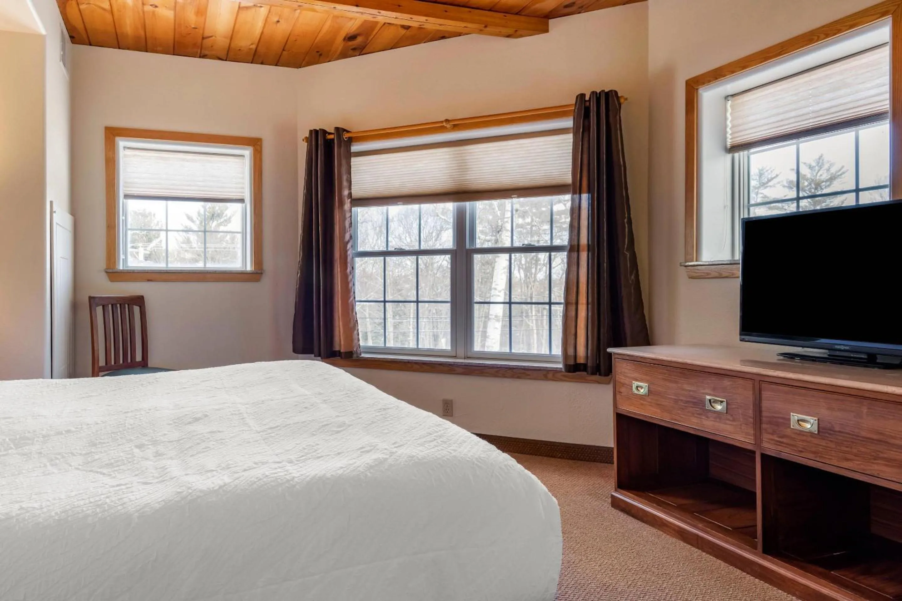 Bedroom, Bed in Mountain Edge Suites at Sunapee, an Ascend Collection Hotel