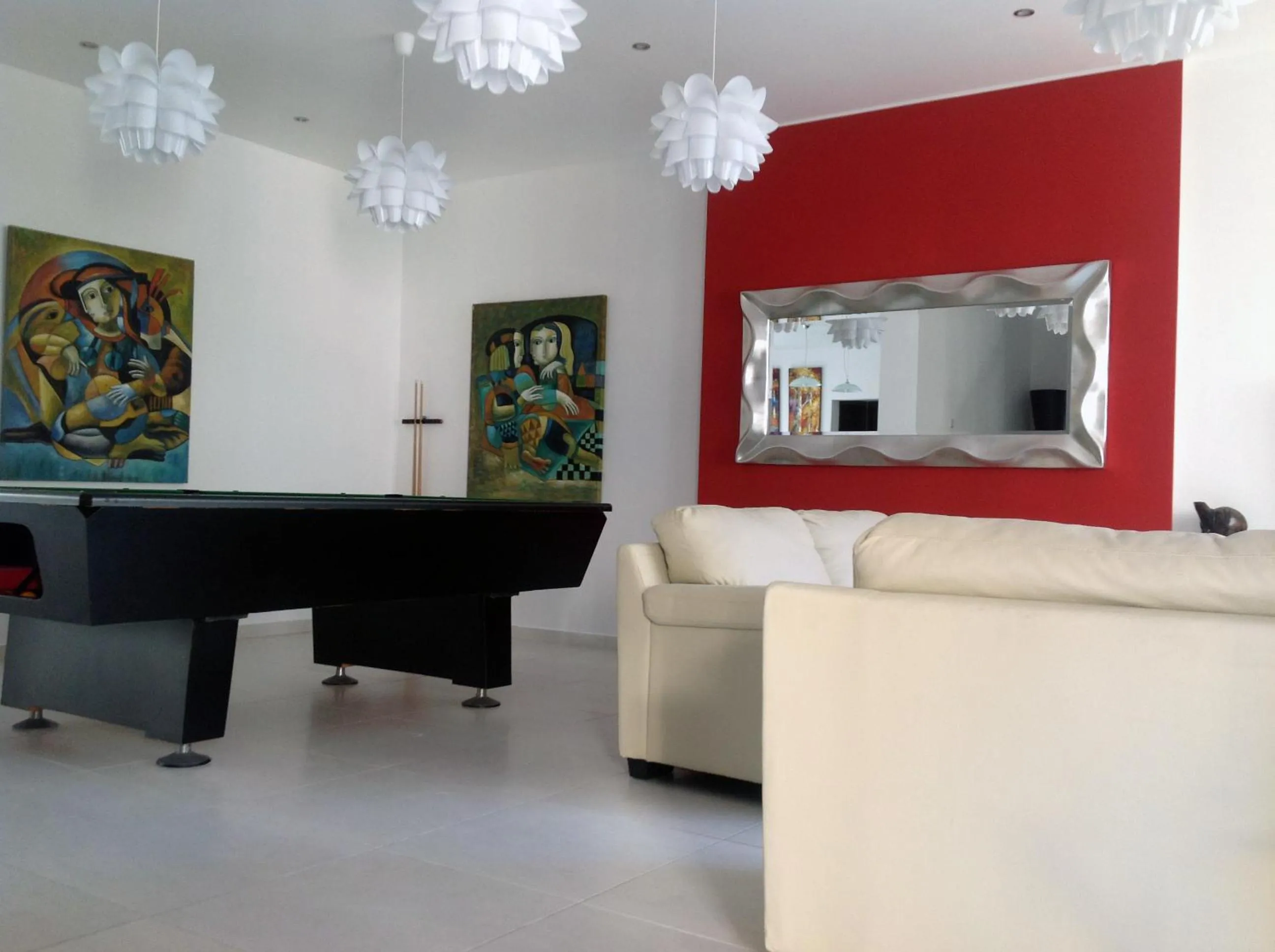 Communal lounge/ TV room in 8villa