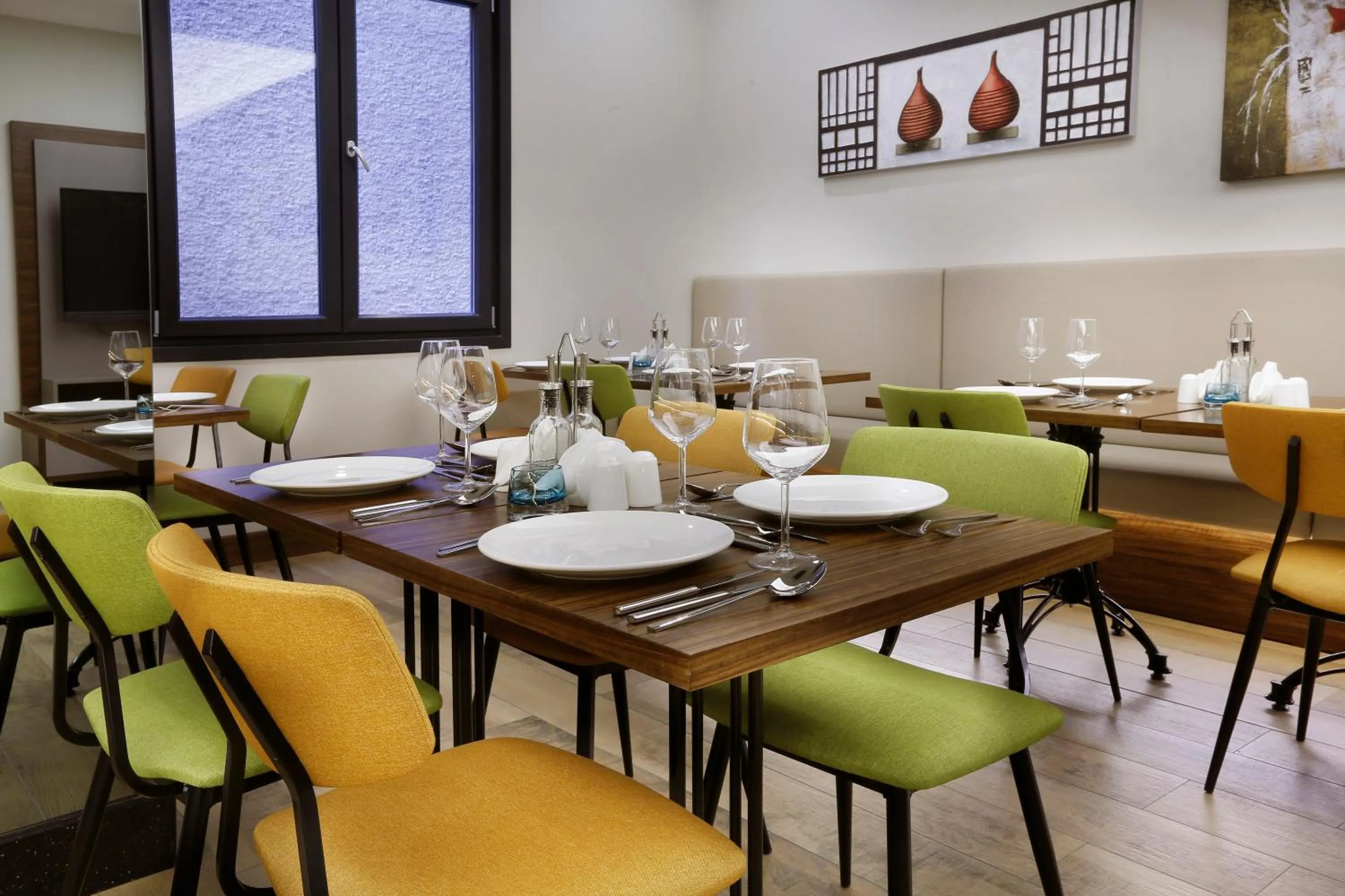 Restaurant/places to eat in The White Orient Hotel