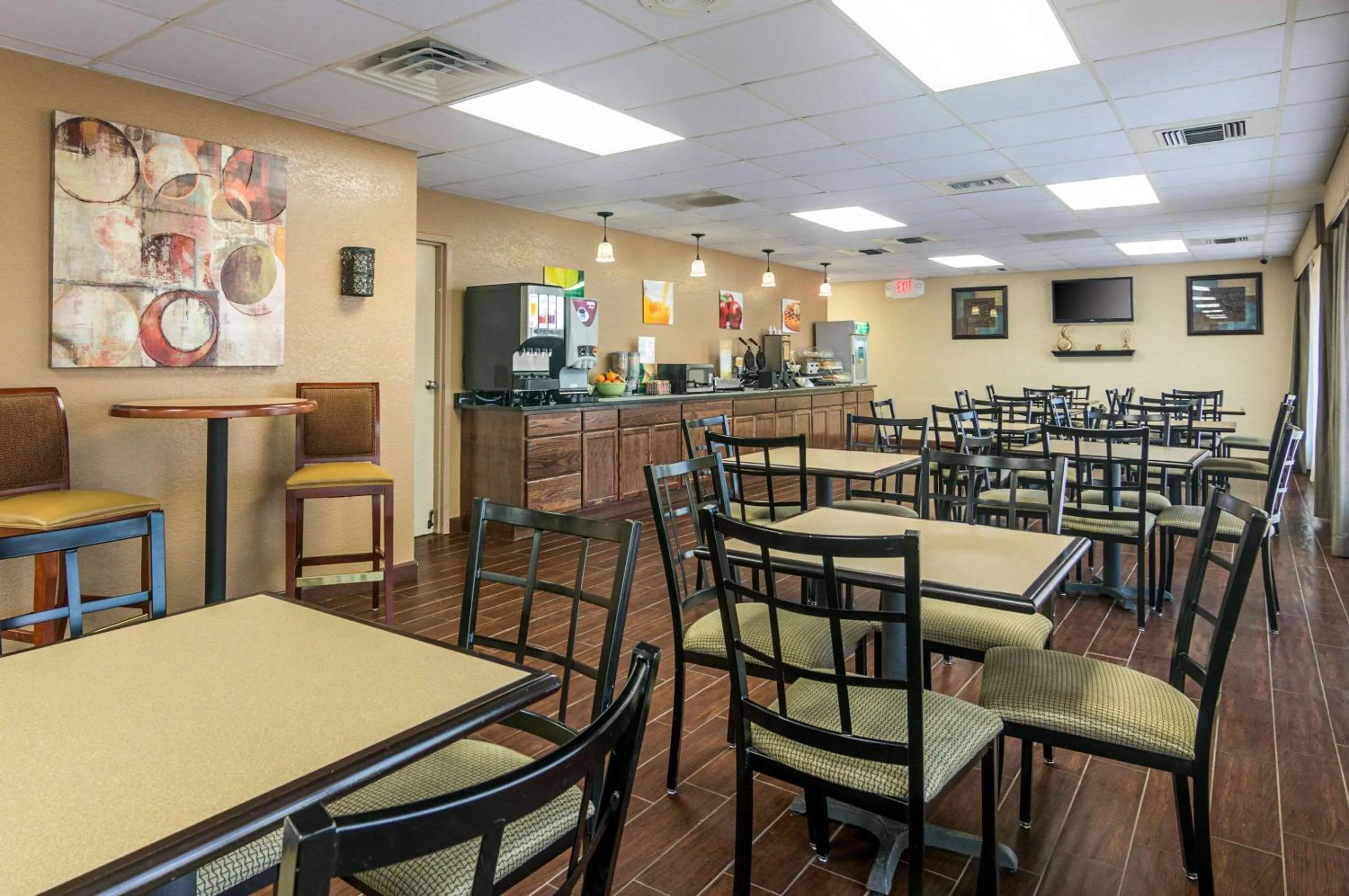 Restaurant/Places to Eat in Quality Inn Shawnee I-40