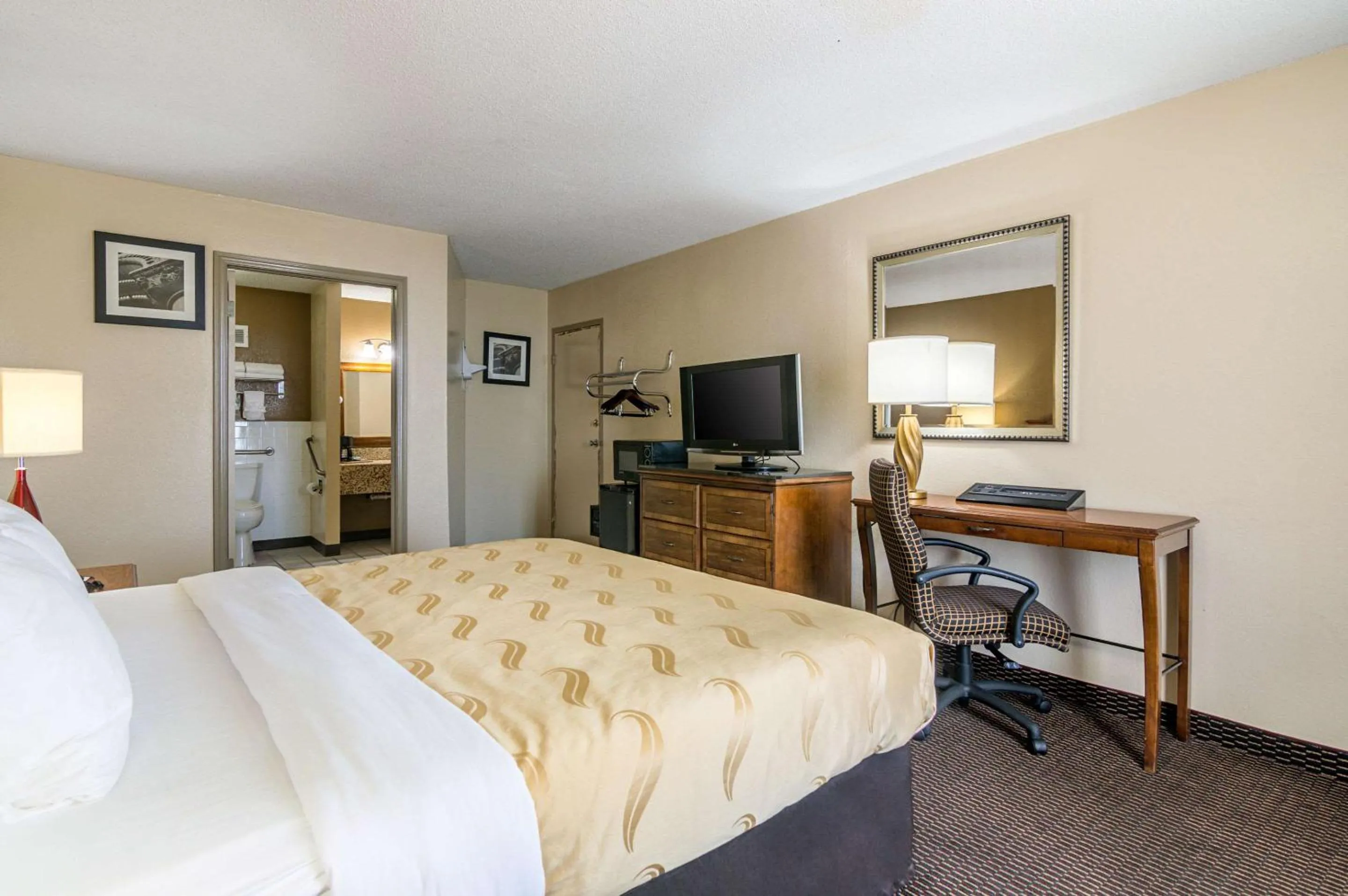 Photo of the whole room in Quality Inn Shawnee I-40